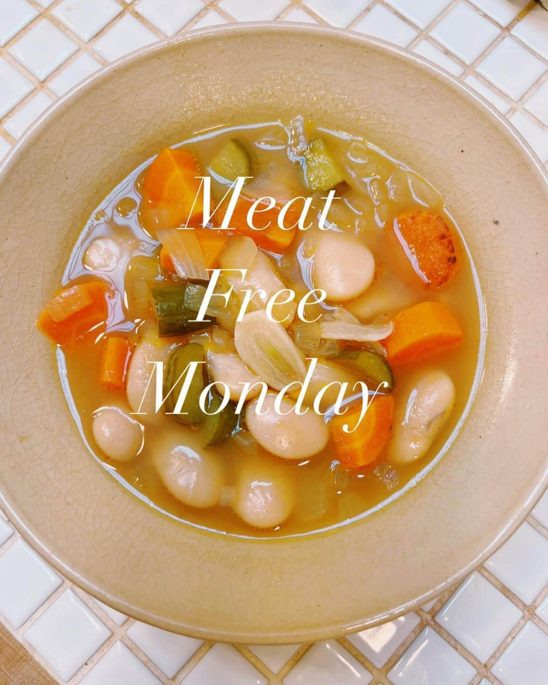 屬美於のインスタグラム：「毎週月曜日は #meatfreemonday   本日は、白インゲンイタリアで食べたスープとサーモンのピカタ  白インゲンのスープ  白インゲンは前の日から豆に対して2%の塩であくぬき 🧂洗いして茹でる、沸騰したら弱火でやわらかくなるまで  別のお鍋でオリーブオイルとニンニクでニンジン玉ねぎをいためる、そのあとズッキーニ  豆とスープと一緒にして塩コショウで  サーモンのピカタ🐟 卵と小麦粉、パン粉、をつけて塩コショウで味付けしたサーモンをやく！  ソース オーツミルク、白ワイン、塩、パセリ、フェンネルあれば バター🧈でもok  #meatfreemonday  #週一ベジ  #@Mioyogastyle #mioyogastyle  #yoga #ヘルシーランチ」