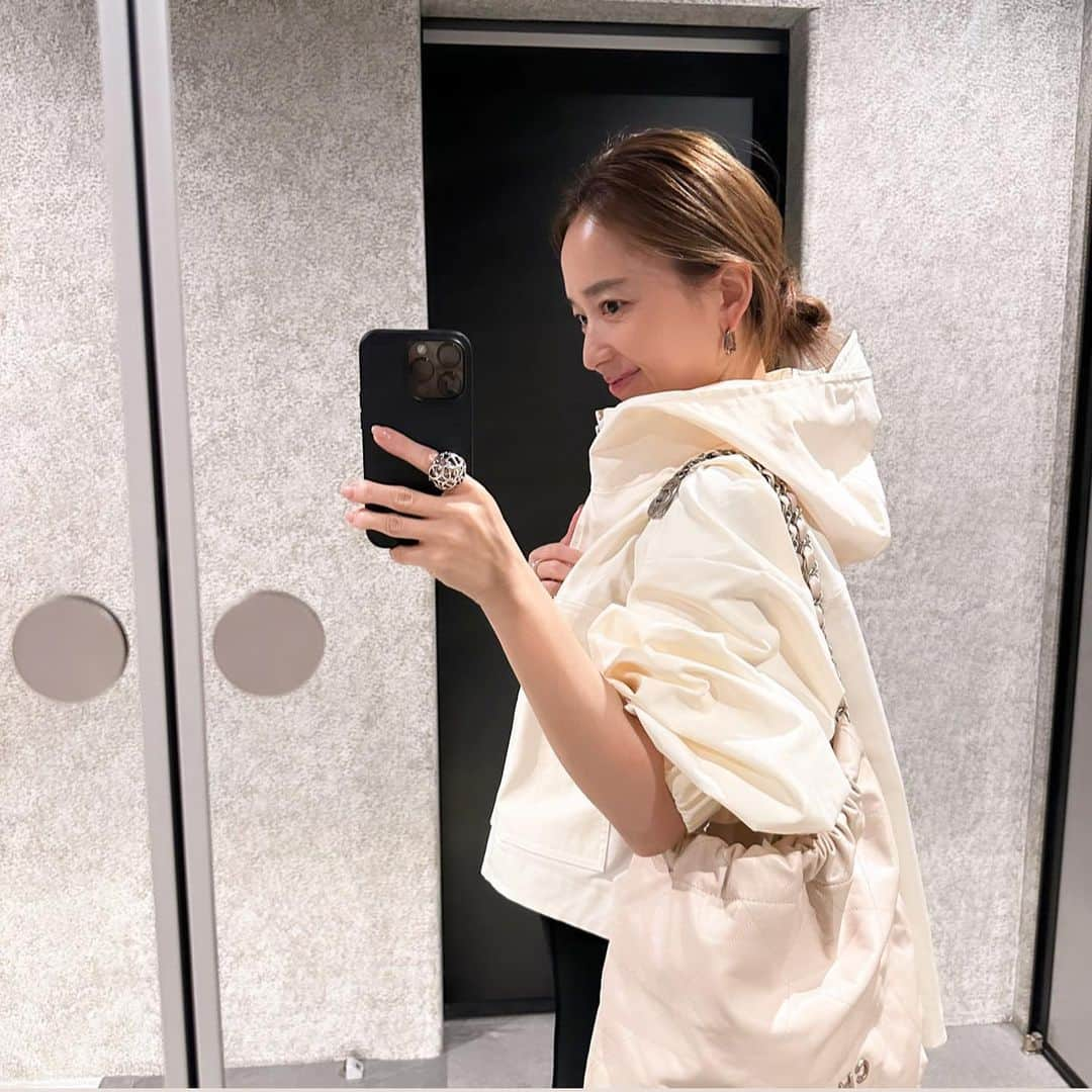 外村久美子さんのインスタグラム写真 - (外村久美子Instagram)「・ yori 2024 spring collection🐝  最後のpostになります😉  撥水ハードブルゾン  スタッフ人気の高いブルゾン♡ カチッとしたハリ感と控えめな光沢感のある撥水素材。 バックタックの分量で立体感のある丸みを帯びたシルエットが特徴です。キャップ帽のようなツバ付きフードも可愛く、ネックの立体感とボリュームで小顔にも見せてくれます☺️ 公園遊びにも活躍するスポーティなアイテムは私にもマスト❣️❣️ ivory、blackの２色展開  #yori_japan」11月6日 12時52分 - kummy153