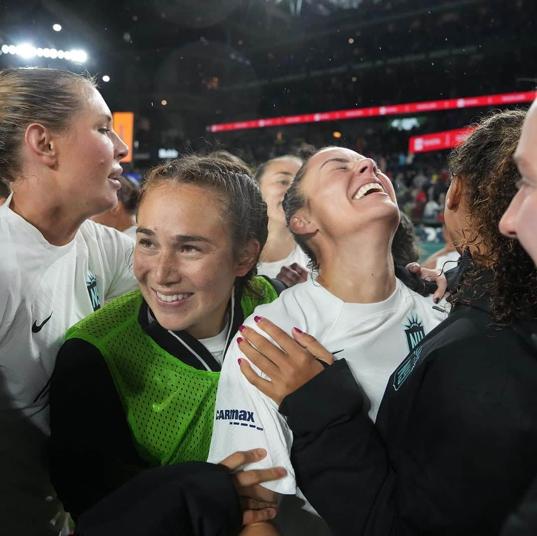 アリ・クリーガーのインスタグラム：「NOT @alikrieger’s LAST GAME!!!   We keep it going for our Cap. 🥹😭🫡🖤」