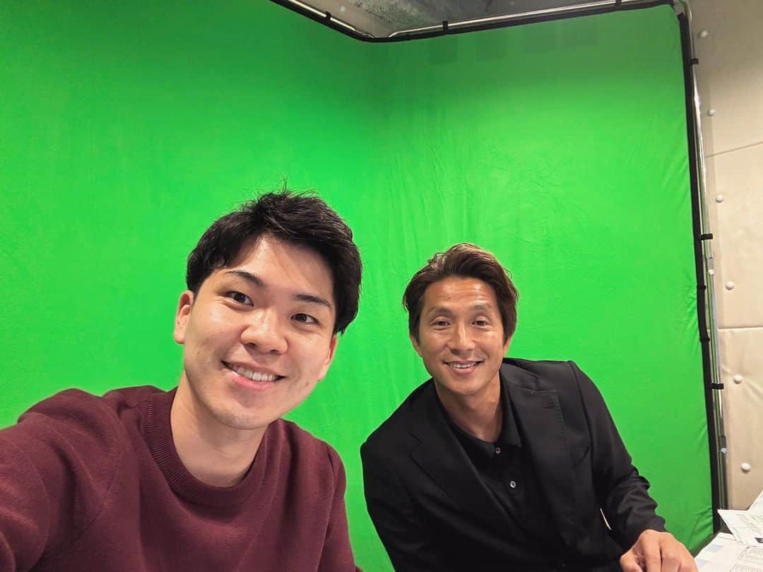 藤田崇寛のインスタグラム：「. Jリーグ実況を終えて 昨日深夜はSPOTVにてプレミアリーグ ルートン×リヴァプールでした🎙  解説は2度目の福西崇史さんと😌  試合はホームのルートンが 強豪相手に勇敢に戦いスコアレスのまま終盤へ。 試合が動いたのは80分を過ぎてから…！ リヴァプールのCKから鮮やかなカウンターで ルートンが先制。 大金星を期待させましたがさすがはリヴァプール。 ATにルイス・ディアスが同点ゴールを挙げ 1-1のドロー⚽️  夜が明けてランチ。 先週に引き続き もり家の讃岐うどんを堪能😋 毎週末恒例のランチになりそうです笑」