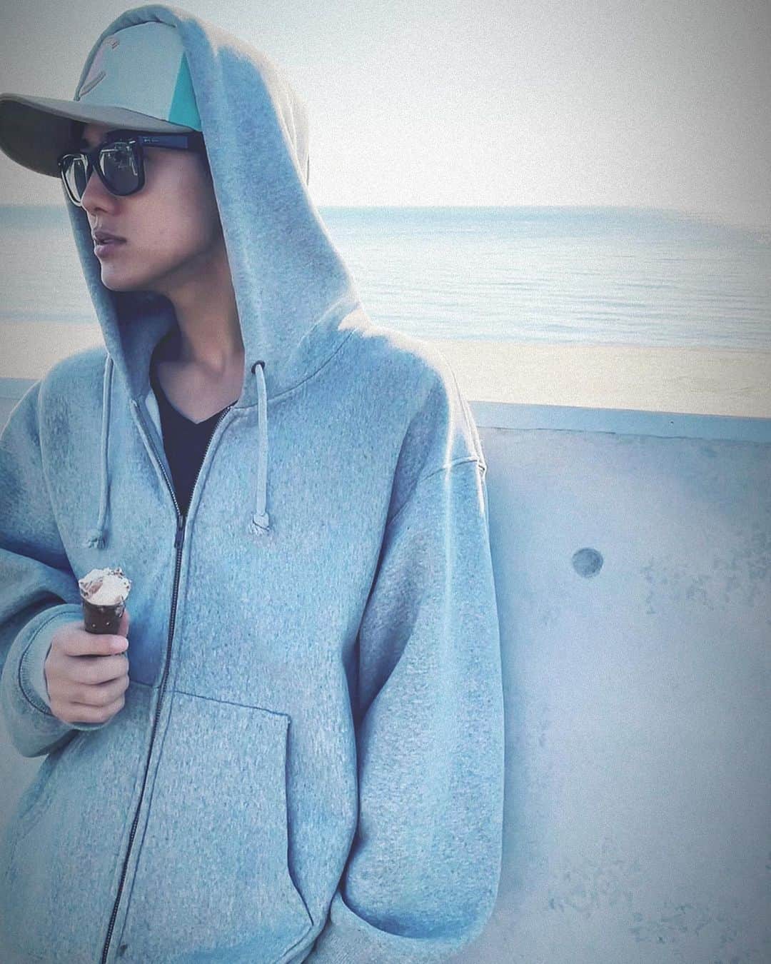 新井谷悠さんのインスタグラム写真 - (新井谷悠Instagram)「ただアイスを食べてるしゃしん😆 一応彼女目線てきな？笑  #ootd #icecream」11月6日 13時03分 - araiyahalu