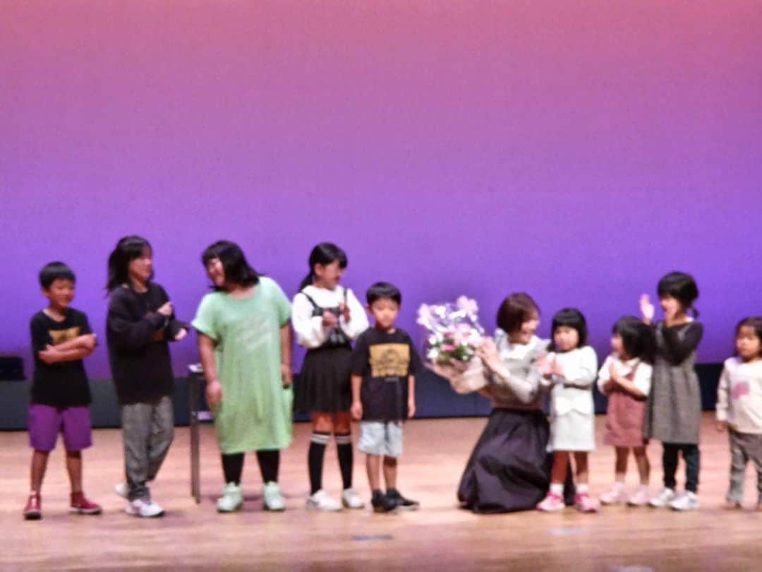 玉城ちはるさんのインスタグラム写真 - (玉城ちはるInstagram)「【山口県初の命の参観日】 最初にお声を頂いてからコロナになり延期なども続きましたが3年越しで山口県でついに命の参観日ができました。 本当に呼んでくださった岩国市こどもの安心サポートチームの皆さん本当にありがとうございました😊  最後にステージに沢山子供達が上がってきてくれました💐昨日の講演では 学校で行うのと違う講演であるので大人も多くきているし 親子での参加もある中、全く恥ずかしがらずマイクを持って質問に答えてくれたり、講演後の談話の時にも積極的に子供達からの質問が多くあり、 自主性を既に持った子供達が多かったです。  色々な質問も頂きましたが、最近は身近な方を亡くされたからの相談も多く、専門にやっている家族相談士としての知識だけでは足らない部分があり、追加でグリーフケア研修やステップファミリー研修など受けたばかりでしたがお役に立てる応えもできホッとしました。 なかなか講演後にそのような質問にしっかりと応える対談な時間はないので貴重な時間でした。 ありがとうございました^_^」11月6日 12時56分 - chiharu_tamaki