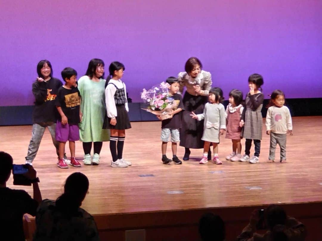 玉城ちはるさんのインスタグラム写真 - (玉城ちはるInstagram)「【山口県初の命の参観日】 最初にお声を頂いてからコロナになり延期なども続きましたが3年越しで山口県でついに命の参観日ができました。 本当に呼んでくださった岩国市こどもの安心サポートチームの皆さん本当にありがとうございました😊  最後にステージに沢山子供達が上がってきてくれました💐昨日の講演では 学校で行うのと違う講演であるので大人も多くきているし 親子での参加もある中、全く恥ずかしがらずマイクを持って質問に答えてくれたり、講演後の談話の時にも積極的に子供達からの質問が多くあり、 自主性を既に持った子供達が多かったです。  色々な質問も頂きましたが、最近は身近な方を亡くされたからの相談も多く、専門にやっている家族相談士としての知識だけでは足らない部分があり、追加でグリーフケア研修やステップファミリー研修など受けたばかりでしたがお役に立てる応えもできホッとしました。 なかなか講演後にそのような質問にしっかりと応える対談な時間はないので貴重な時間でした。 ありがとうございました^_^」11月6日 12時56分 - chiharu_tamaki