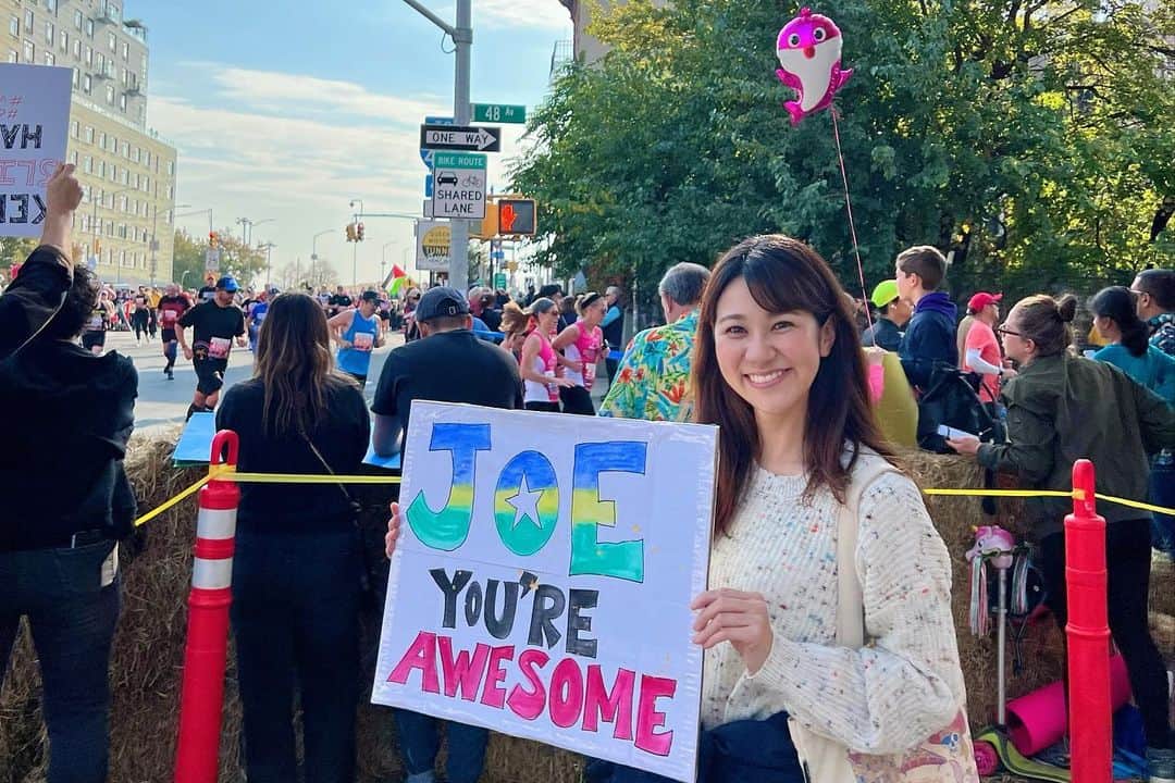 のインスタグラム：「🏃 今日はNYCマラソンでした✨  5万人以上が参加する 世界最高峰のマラソン大会😆❣️  私もお友達の旦那さまの応援に 参加させてもらいました☺️🍀  みんなの全力応援が功を奏し、 見事見つける＆気付いてもらうことが できましたーっっ🥺✨感激✨  コースの沿道には大勢の応援の人が集まり、 お祭りのような盛り上がり😳🎉 エールを送りつつ、パワーをもらうという 夢のような最高の空間でした💓  NYの街中を走れるなんて本当に素敵❣️ 楽しみながらも一生懸命頑張って走るランナーたちは かっこよかったなぁ〜😄✨  私もいつかは走ってみたい☺️☺️ ランニング欲が高まった日🩷  #nycmarathon #nycmarathon2023 #marathon  #アメリカ生活 #アメリカ暮らし #ニューヨーク #ニューヨーク生活  #ニューヨーク暮らし #ニューヨーク在住 #Newyork #NYC #NY #アメリカ在住日本人 #帯同妻 #渡米記録 #海外生活 #travel #trip #旅行好き #アナウンサー #フリーアナウンサー #荒木優里 #荒木優里のゆるりアメリカ生活」