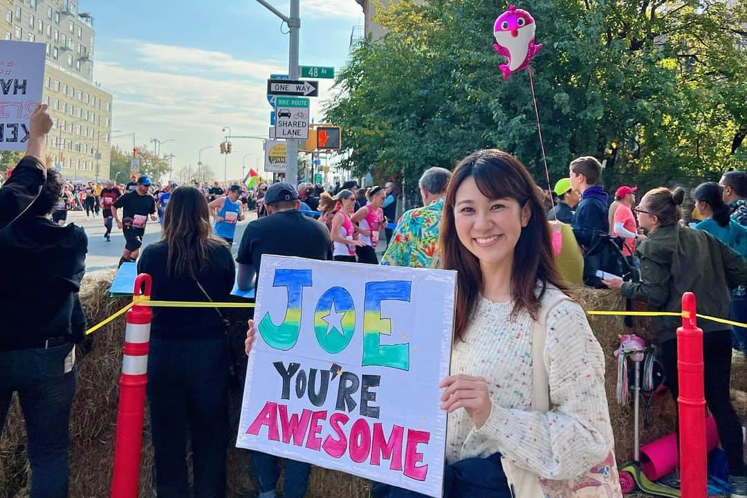 荒木優里のインスタグラム：「🏃 今日はNYCマラソンでした✨  5万人以上が参加する 世界最高峰のマラソン大会😆❣️  私もお友達の旦那さまの応援に 参加させてもらいました☺️🍀  みんなの全力応援が功を奏し、 見事見つける＆気付いてもらうことが できましたーっっ🥺✨感激✨  コースの沿道には大勢の応援の人が集まり、 お祭りのような盛り上がり😳🎉 エールを送りつつ、パワーをもらうという 夢のような最高の空間でした💓  NYの街中を走れるなんて本当に素敵❣️ 楽しみながらも一生懸命頑張って走るランナーたちは かっこよかったなぁ〜😄✨  私もいつかは走ってみたい☺️☺️ ランニング欲が高まった日🩷  #nycmarathon #nycmarathon2023 #marathon  #アメリカ生活 #アメリカ暮らし #ニューヨーク #ニューヨーク生活  #ニューヨーク暮らし #ニューヨーク在住 #Newyork #NYC #NY #アメリカ在住日本人 #帯同妻 #渡米記録 #海外生活 #travel #trip #旅行好き #アナウンサー #フリーアナウンサー #荒木優里 #荒木優里のゆるりアメリカ生活」