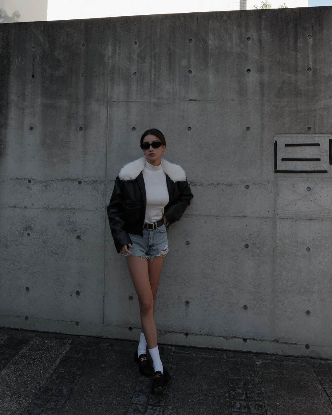 のインスタグラム：「下半身寒くない？コーデしがち🤔  top @lovebonito  outer @_elis.official  jeans @zara  shoes @_elis.official」