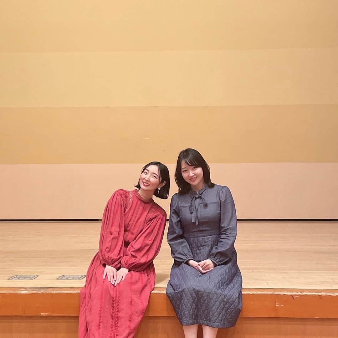 山内マリコのインスタグラム：「【町田市民文学館ことばらんど】さんにお呼ばれした講演会、たくさんの方に来ていただけて感激……本当にありがとうございました✨  終演後に西川さん @nishikawaayano  と撮った一枚🫶」