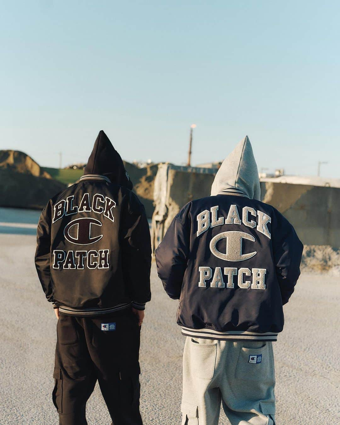 Champion Japanさんのインスタグラム写真 - (Champion JapanInstagram)「【Champion × BLACK EYE PATCH】  2023/11/11(Sat) RELEASE.  Champion(チャンピオン)は、東京を拠点とし、ファッションを軸に様々な企画を行う BLACK EYE PATCH（ブラック アイ パッチ）とのコラボレーション第二弾を、 11月11日(土）に3型をチャンピオン 公式オンラインストア及び一部直営店舗で数量限定販売をいたします。  本カプセルコレクションは、Champion の定番アイテムに、既にそこにあるグラフィックの数々をフリップし、新たなものを生み出すことに定評のあるBLACK EYE PATCHのグラフィックセンスを落とし込んだ、両者のオーセンティシティが融合した特別なコレクションです。 全てのアイテムにコラボレーションを象徴するグラフィックデザインを配し、前回好評を博したデザインで、日本のビンテージ愛好家で通称「目」と呼ばれているチャンピオンのCロゴを、 BLACK EYE PATCHの「EYE」に見立てたアイコニックなグラフィックデザインです。 アイテムは、表面を高密度に編み立て、適度なハリとコシを生み出し、肉厚で型くずれしにくいスウェット素材「Super Fleece（スーパーフリース）」を使用し、「CONE HOODIE(コーン フーディー)」と呼ばれる大きく先が尖ったフード形状がデザインアクセントのフーデッドスウェットシャツ、ワイドでレングスが短めのテーパードシルエットのスウェットパンツ。いずれも両者のブランドロゴが入った特別なジョックタグ付き。そして、表面の光沢感が特長のナイロンサテンと保温性に優れた中綿を使用したベースボールジャケットが加わった計３型を11月11日（土）より販売いたします。  両者のブランドアイデンティティであるグラフィックとロゴを組み合わせたデザインで、今回のコラボレーションを印象づけています。 なお発売を記念して、店頭にて先着でアイテムをご購入いただいたお客様に特製キーホルダーをプレゼントいたします。  【取り扱い店舗】 ・チャンピオン 公式オンラインストア ・チャンピオン ブランドハウス シブヤ トウキョウ ・チャンピオン ブランドハウス シンサイバシ オオサカ ・チャンピオン ルミネエスト ・チャンピオン ルクア大阪  #Champion #ChampionJP #BLACKEYEPATCH #チャンピオン」11月6日 13時00分 - champion_japan