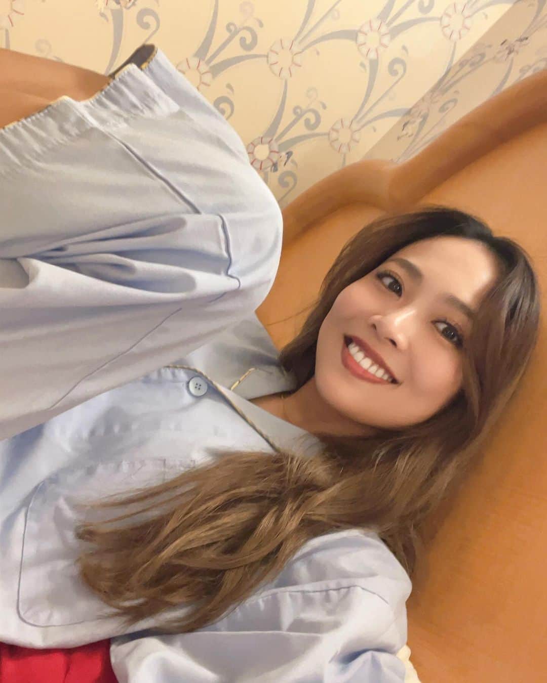 齊藤このみのインスタグラム：「パジャマ（おズボン付き）のホテルって最高ホテルです！ 浴衣タイプは朝になったら紐しか身につけてないし、ワンピースタイプは朝腹だしトップスになってる💩  パジャマホテルが蔓延してほしい🙏  #寝巻き事情」