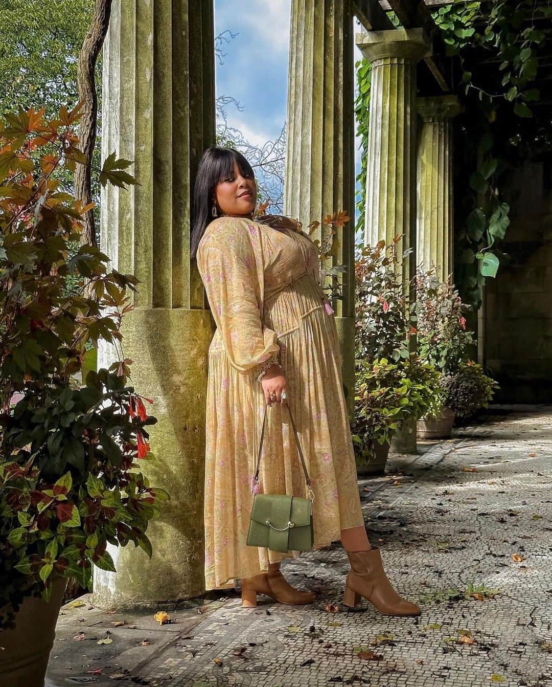 SPELLのインスタグラム：「Fit for a fairytale ~ @greivy styles our Belladonna Gown 🧚」