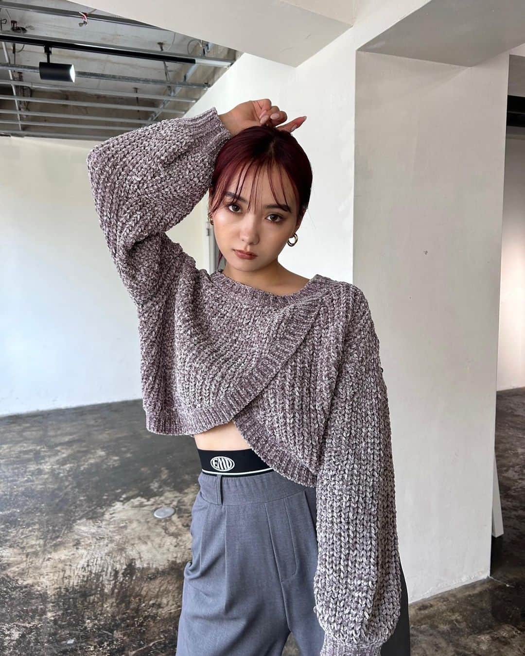 のインスタグラム：「・ ランチャン祭り開催中🚩 @hamada_moe_  162cm   【RUNWAYchannel】 ・全品10%オフ 11/2(thu)12:00~11/6(mon)23:59 ・予約/新作point20倍 11/2(thu)12:00~11/6(mon)23:59 　 ______________________ ▫️RECOMMEND ITEM▫️  ・MOLE CROSS KNIT IVY / GRY / BLK / BLU ¥6,930(tax in)   ______________________ 　 ▶︎▶︎ @emoda_snap TOPのURLから 公式RUNWAYchannelをcheck📲 　 　 #EMODA #RUNWAYchannel #秋服コーデ　 #秋コーデ #カラーニット #パープルコーデ  @emoda_official」