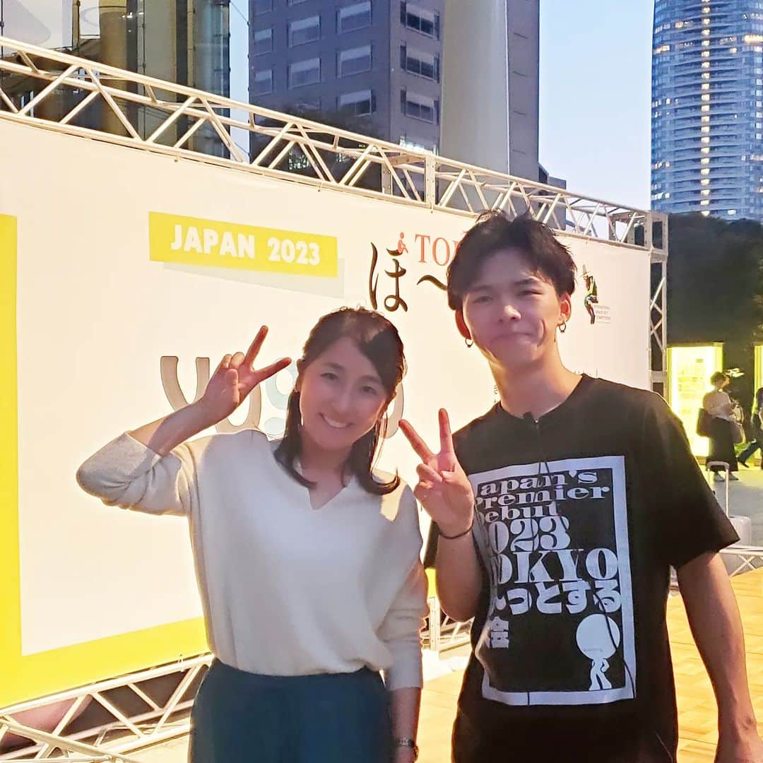 常世晶子さんのインスタグラム写真 - (常世晶子Instagram)「東京ぼーっとする大会の司会&実況をして来ましたので投稿を😊  2014年に韓国アーティスト、ウップスヤンさん(写真1枚目)によって企画考案された大会で、これまで世界6か国で開催。今回日本で初開催でした🎵  場所は虎ノ門ヒルズのオーバル広場にて、64組100名の方が参加。ぼーっと日本一が決まりました✨✨  すでに各テレビ局でNEWSとして取り上げられ、明日7日の朝は、日テレ早朝の「oha4!」でも体験レポート等入るのかと思いますが、100名がゼッケンをつけて様々な職業の方が…と言うと、とても馴染みのある現場🙄  今回は、緊張と弛緩の弛緩の方でしたので、私も場に合わせて緩やかに話せて楽しかったー🎤 風を感じながら気持ちを合わせるの大好き💓  次回開催も楽しみです！  後ろの写真は、お友達で運営のあこちゃん、プロデューサーの古井さん(実は大学生)、水溜まりボンドのカンタさん(参加者)と。  #ぼーっとする大会 #TOKYOぼーっとする大会 #日本初開催  #司会 #実況 #インタビュー #常世晶子」11月6日 13時02分 - tokoyo_shoko