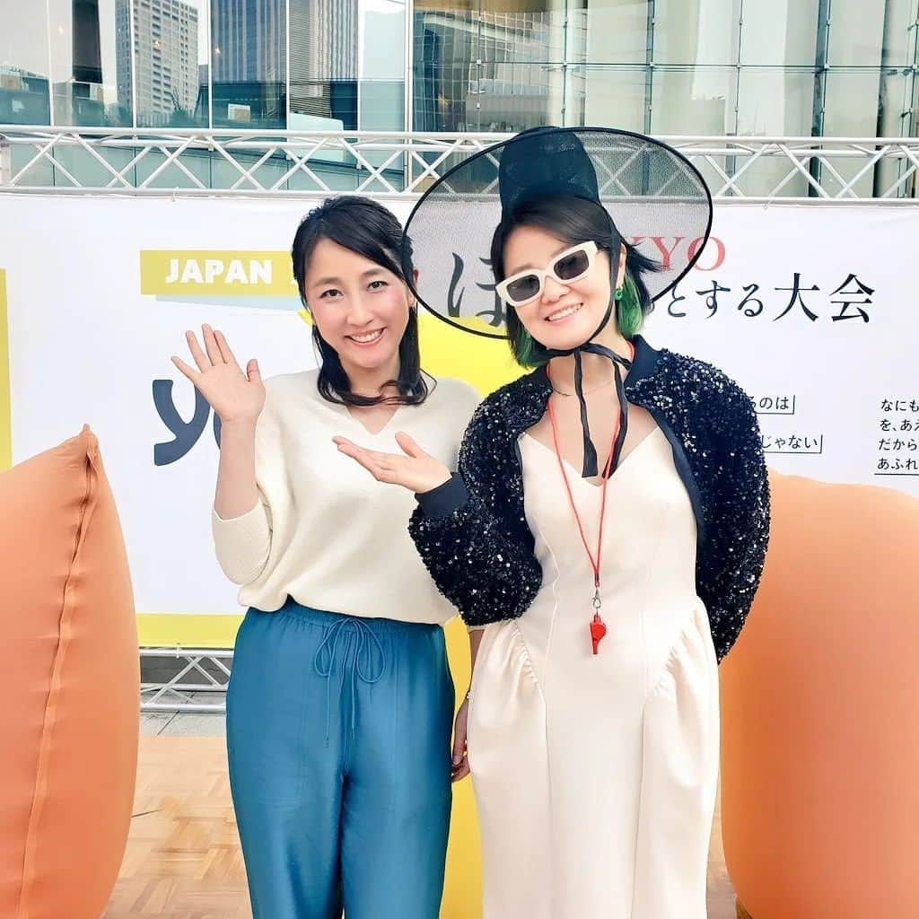 常世晶子のインスタグラム：「東京ぼーっとする大会の司会&実況をして来ましたので投稿を😊  2014年に韓国アーティスト、ウップスヤンさん(写真1枚目)によって企画考案された大会で、これまで世界6か国で開催。今回日本で初開催でした🎵  場所は虎ノ門ヒルズのオーバル広場にて、64組100名の方が参加。ぼーっと日本一が決まりました✨✨  すでに各テレビ局でNEWSとして取り上げられ、明日7日の朝は、日テレ早朝の「oha4!」でも体験レポート等入るのかと思いますが、100名がゼッケンをつけて様々な職業の方が…と言うと、とても馴染みのある現場🙄  今回は、緊張と弛緩の弛緩の方でしたので、私も場に合わせて緩やかに話せて楽しかったー🎤 風を感じながら気持ちを合わせるの大好き💓  次回開催も楽しみです！  後ろの写真は、お友達で運営のあこちゃん、プロデューサーの古井さん(実は大学生)、水溜まりボンドのカンタさん(参加者)と。  #ぼーっとする大会 #TOKYOぼーっとする大会 #日本初開催  #司会 #実況 #インタビュー #常世晶子」