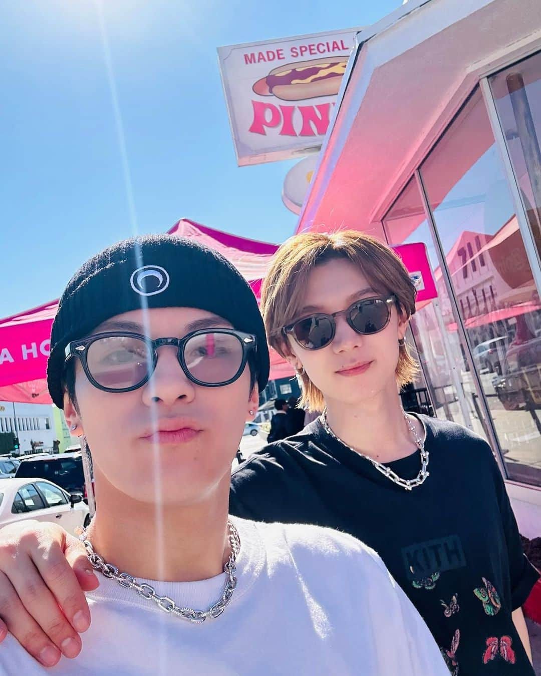 Travis Japan（トラジャ）さんのインスタグラム写真 - (Travis Japan（トラジャ）Instagram)「⁡ ⁡ 【Memories of LA🇺🇸】 ⁡ PINK'S🌭😋🩷 ⁡ #七五三掛龍也 #Shime #川島如恵留 #Noel #吉澤閑也 #Shizu #松倉海斗 #Machu ⁡ #TJgram #WorldwideTJ #TravisJapan」11月6日 13時12分 - travis_japan_official