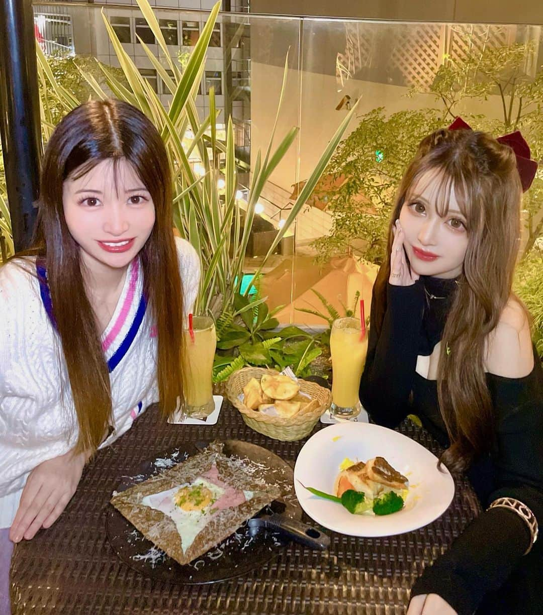 桜井莉菜さんのインスタグラム写真 - (桜井莉菜Instagram)「【 @dress_sugar 】のあやこさん @ayakosugar と 【 @347cafe_lounge_ 】でディナー🍽️ プールが見える渋谷の素敵なお店💓 【 @ruua.shop 】のワンピースと、真っ赤なリボンがお気に入りのこのコーデ🎀❤️ 大きいリボンって、一個つけただけで後ろ姿が盛れるから好き💋 しかもこのリボン、パールがついてるからゴージャスで可愛過ぎるっ🥹❤️ 赤いバッグと合わせて差し色にしましたん💕 ハロウィンが終わったら街は一気にクリスマスモードに入るよね🎄 1番大好きな季節がやってくる✨✨✨  #ディナー#渋谷#渋谷グルメ#ワンピース#リボン#ヘアアレンジ」11月6日 13時07分 - rina__sakurai