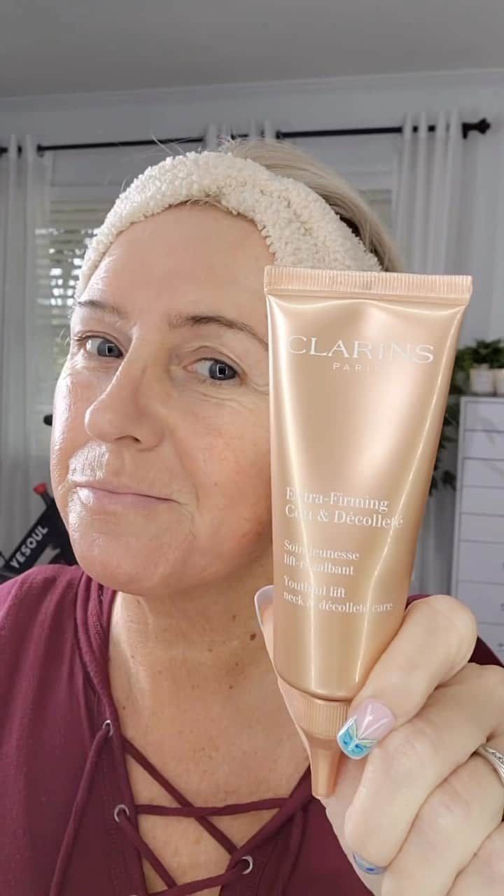 CLARINSのインスタグラム：「Friendly skincare reminder: don’t forget your neck!   Extra Firming Neck + Décolleté Tightening Cream ✔️Visibly firms, smoothes, and lifts slackened skin on the neck and décolleté area ✔️Minimizes the appearance of wrinkles ✔️Targets dark spots to promote an even skin tone ✔️Hydrates and nourishes  #clarins #skincare #techneck #technecktreatment」