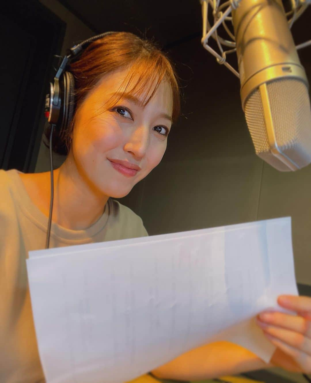 小澤陽子のインスタグラム：「🎙️  今もちょうどオンエア中ですが、 ナレーションのお仕事が増えている最近✨ 奥が深い。。！💭 沢山のひとの想いが詰まった作品に、最後声を乗せて命を吹き込む作業。 まだまだ経験不足で難しいけど、どんどん楽しくなっている☺️  声の表現の幅広げたいなぁあ〜 子どもができる経験すらも、声の幅に繋がるのかしら🤔☺️たのしみ！  🎙️ナレーションのレギュラー番組 　　▶︎ 『ネプリーグ』(月)19:00- 　　▶︎ 『ぽかぽか』(月)11:50 　　▶︎ 『いただきハイジャンプ』(土)10:25-  #ナレーション #アナウンサーのお仕事」