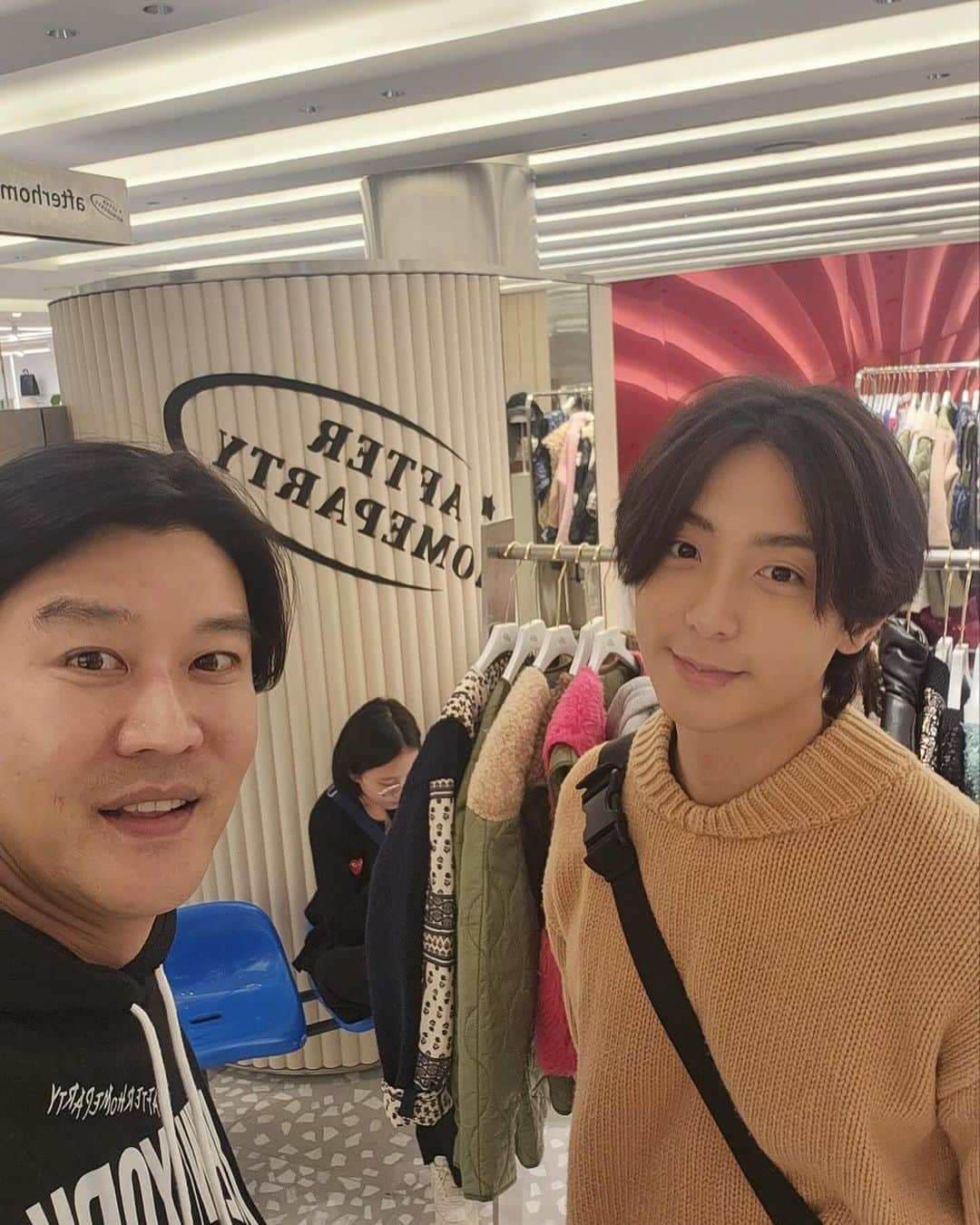 ヒョヌのインスタグラム：「#광고 #에프터홈파티  현대백화점 무역센터점 5층에서 열린 에프터홈파티 팝업👍 @afterhomeparty_official  가을과 겨울에 즐길 수 있는 다양한 컬러와 패턴으로 유니크한 멋을 만들 수 있을거 같아요😊 개인적으로 좋아하는 브랜드라 종종 부탁드려 맞춰서 입기도 하는데요.  자신만의 패션을 찾는 방법 중 하나가 #팝업스토어 놀러가서 공부하면 좋다고 하더라구요   너무 이쁜 옷들 잘 보고 가요❤️」