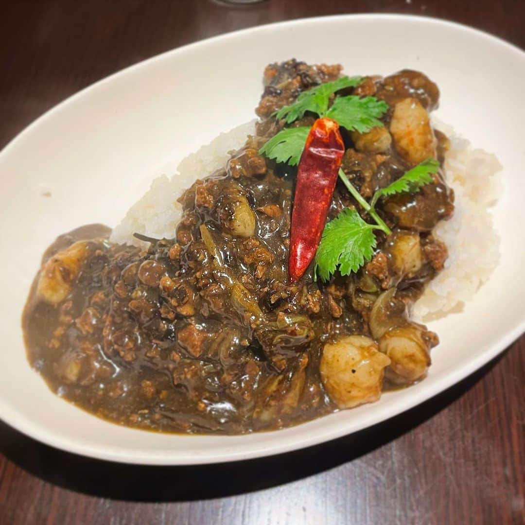 木村ひさしのインスタグラム：「最高のおっさんの昼ごはん。 Hanaya 海老キーマカレー ひさびさのひさびさ #最高のおっさんのカレー #2024チャレンジ第一弾」