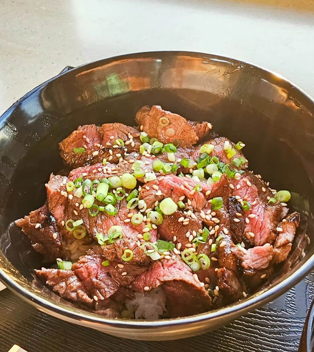 ビーム先生さんのインスタグラム写真 - (ビーム先生Instagram)「ปราสาทที่วิวกลางคืนสวยที่สุดติดอันดับ 1 ใน 3 ของประเทศญี่ปุ่น ! 😍 ขึ้นไปสร้างกันยังไงบนยอดเขา สุดยอดเลย คนปัจจุบันยังต้องนั่งโรปเวย์กันขึ้นไปชมกัน 555  岐阜城、金華山の夜景は日本のTop3らしいです！めっちゃめちゃきれいー  ที่ญี่ปุ่นแต่ละจังหวัดเขาจะมีปราสาทของตัวเอง มาจากสมัยก่อนที่แบ่งเป็นแคว้น ๆ บางจังหวัดก็เลยอาจจะมีหลายปราสาท แต่ปราสาท Gifu ก็คือหนึ่งในปราสาทที่สำคัญที่สุดของจังหวัด อยู่บนภูเขากิงกะ  วิวกลางคืนสวยมากแบบระยิบระยับตาเหมือนดาวเลย เดินทางง่าย ธรรมชาติสวย มีอะไรให้ดูเยอะ ใกล้ ๆ ปราสาทมีหมู่บ้านกระรอกด้วย  ในปราสาทเข้าไปดูได้ ขึ้นไปถึงบนยอดได้เลย วิวกลางวันก็สวยมากเช่นกัน  วันไหนที่ฟ้าใสคือแบบ กรี๊ดดดดดดดดดดดดดดด  ปล.มีไอติมลายตราประจำจังตระกูลขุนนางด้วยนะ มุงมิ้งมากเวอร์  📍วิธีเดินทาง นั่งรถไฟ Meitetsu จาก สถานี Meitetsu Nagoya มาลงที่ สถานี Meitetsu Gifu  ข้ามถนนแล้วขึ้นรถเมล์ gifu bus ป้ายเบอร์ 4 ลงที่ Gifu Koen Rekishi Hakubutsukan-mae (ประมาณ15นาที)  #ญี่ปุ่นกับบีม #gifu #กิฟุ #meitetsu」11月6日 13時16分 - beamsensei