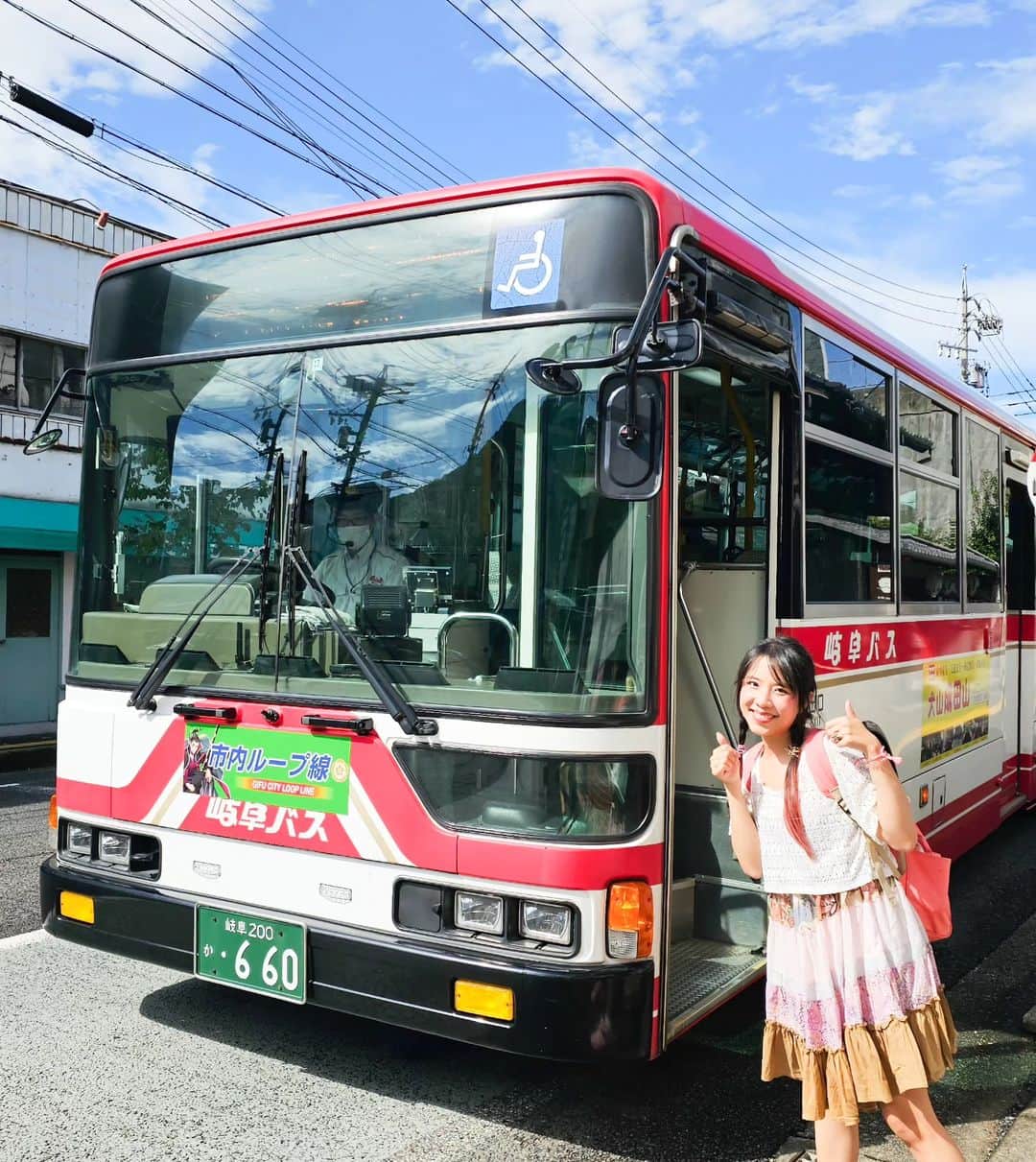 ビーム先生さんのインスタグラム写真 - (ビーム先生Instagram)「ปราสาทที่วิวกลางคืนสวยที่สุดติดอันดับ 1 ใน 3 ของประเทศญี่ปุ่น ! 😍 ขึ้นไปสร้างกันยังไงบนยอดเขา สุดยอดเลย คนปัจจุบันยังต้องนั่งโรปเวย์กันขึ้นไปชมกัน 555  岐阜城、金華山の夜景は日本のTop3らしいです！めっちゃめちゃきれいー  ที่ญี่ปุ่นแต่ละจังหวัดเขาจะมีปราสาทของตัวเอง มาจากสมัยก่อนที่แบ่งเป็นแคว้น ๆ บางจังหวัดก็เลยอาจจะมีหลายปราสาท แต่ปราสาท Gifu ก็คือหนึ่งในปราสาทที่สำคัญที่สุดของจังหวัด อยู่บนภูเขากิงกะ  วิวกลางคืนสวยมากแบบระยิบระยับตาเหมือนดาวเลย เดินทางง่าย ธรรมชาติสวย มีอะไรให้ดูเยอะ ใกล้ ๆ ปราสาทมีหมู่บ้านกระรอกด้วย  ในปราสาทเข้าไปดูได้ ขึ้นไปถึงบนยอดได้เลย วิวกลางวันก็สวยมากเช่นกัน  วันไหนที่ฟ้าใสคือแบบ กรี๊ดดดดดดดดดดดดดดด  ปล.มีไอติมลายตราประจำจังตระกูลขุนนางด้วยนะ มุงมิ้งมากเวอร์  📍วิธีเดินทาง นั่งรถไฟ Meitetsu จาก สถานี Meitetsu Nagoya มาลงที่ สถานี Meitetsu Gifu  ข้ามถนนแล้วขึ้นรถเมล์ gifu bus ป้ายเบอร์ 4 ลงที่ Gifu Koen Rekishi Hakubutsukan-mae (ประมาณ15นาที)  #ญี่ปุ่นกับบีม #gifu #กิฟุ #meitetsu」11月6日 13時16分 - beamsensei