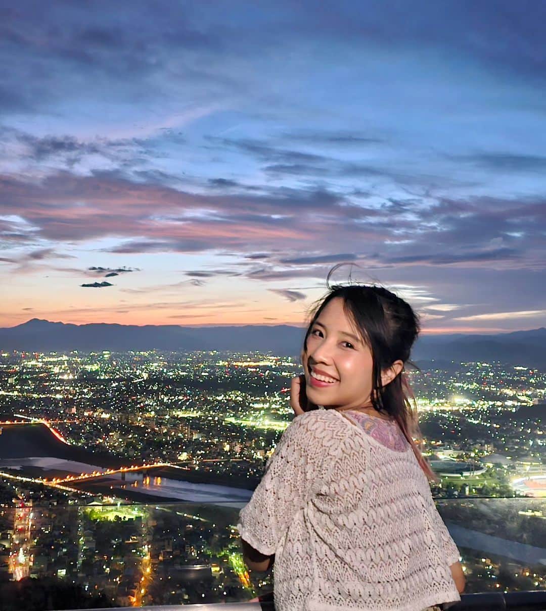 ビーム先生さんのインスタグラム写真 - (ビーム先生Instagram)「ปราสาทที่วิวกลางคืนสวยที่สุดติดอันดับ 1 ใน 3 ของประเทศญี่ปุ่น ! 😍 ขึ้นไปสร้างกันยังไงบนยอดเขา สุดยอดเลย คนปัจจุบันยังต้องนั่งโรปเวย์กันขึ้นไปชมกัน 555  岐阜城、金華山の夜景は日本のTop3らしいです！めっちゃめちゃきれいー  ที่ญี่ปุ่นแต่ละจังหวัดเขาจะมีปราสาทของตัวเอง มาจากสมัยก่อนที่แบ่งเป็นแคว้น ๆ บางจังหวัดก็เลยอาจจะมีหลายปราสาท แต่ปราสาท Gifu ก็คือหนึ่งในปราสาทที่สำคัญที่สุดของจังหวัด อยู่บนภูเขากิงกะ  วิวกลางคืนสวยมากแบบระยิบระยับตาเหมือนดาวเลย เดินทางง่าย ธรรมชาติสวย มีอะไรให้ดูเยอะ ใกล้ ๆ ปราสาทมีหมู่บ้านกระรอกด้วย  ในปราสาทเข้าไปดูได้ ขึ้นไปถึงบนยอดได้เลย วิวกลางวันก็สวยมากเช่นกัน  วันไหนที่ฟ้าใสคือแบบ กรี๊ดดดดดดดดดดดดดดด  ปล.มีไอติมลายตราประจำจังตระกูลขุนนางด้วยนะ มุงมิ้งมากเวอร์  📍วิธีเดินทาง นั่งรถไฟ Meitetsu จาก สถานี Meitetsu Nagoya มาลงที่ สถานี Meitetsu Gifu  ข้ามถนนแล้วขึ้นรถเมล์ gifu bus ป้ายเบอร์ 4 ลงที่ Gifu Koen Rekishi Hakubutsukan-mae (ประมาณ15นาที)  #ญี่ปุ่นกับบีม #gifu #กิฟุ #meitetsu」11月6日 13時16分 - beamsensei