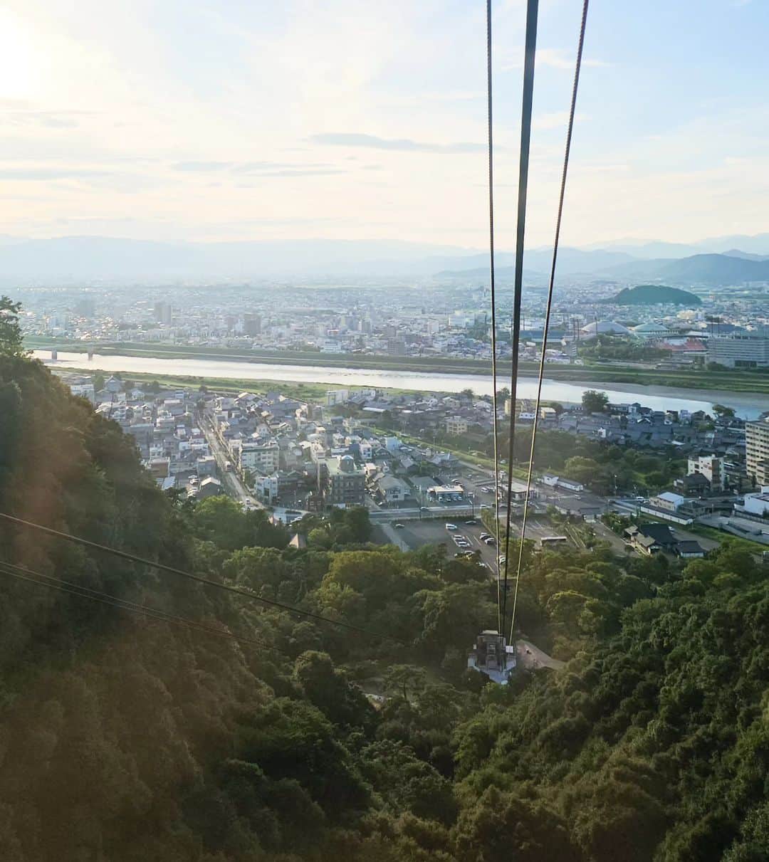 ビーム先生さんのインスタグラム写真 - (ビーム先生Instagram)「ปราสาทที่วิวกลางคืนสวยที่สุดติดอันดับ 1 ใน 3 ของประเทศญี่ปุ่น ! 😍 ขึ้นไปสร้างกันยังไงบนยอดเขา สุดยอดเลย คนปัจจุบันยังต้องนั่งโรปเวย์กันขึ้นไปชมกัน 555  岐阜城、金華山の夜景は日本のTop3らしいです！めっちゃめちゃきれいー  ที่ญี่ปุ่นแต่ละจังหวัดเขาจะมีปราสาทของตัวเอง มาจากสมัยก่อนที่แบ่งเป็นแคว้น ๆ บางจังหวัดก็เลยอาจจะมีหลายปราสาท แต่ปราสาท Gifu ก็คือหนึ่งในปราสาทที่สำคัญที่สุดของจังหวัด อยู่บนภูเขากิงกะ  วิวกลางคืนสวยมากแบบระยิบระยับตาเหมือนดาวเลย เดินทางง่าย ธรรมชาติสวย มีอะไรให้ดูเยอะ ใกล้ ๆ ปราสาทมีหมู่บ้านกระรอกด้วย  ในปราสาทเข้าไปดูได้ ขึ้นไปถึงบนยอดได้เลย วิวกลางวันก็สวยมากเช่นกัน  วันไหนที่ฟ้าใสคือแบบ กรี๊ดดดดดดดดดดดดดดด  ปล.มีไอติมลายตราประจำจังตระกูลขุนนางด้วยนะ มุงมิ้งมากเวอร์  📍วิธีเดินทาง นั่งรถไฟ Meitetsu จาก สถานี Meitetsu Nagoya มาลงที่ สถานี Meitetsu Gifu  ข้ามถนนแล้วขึ้นรถเมล์ gifu bus ป้ายเบอร์ 4 ลงที่ Gifu Koen Rekishi Hakubutsukan-mae (ประมาณ15นาที)  #ญี่ปุ่นกับบีม #gifu #กิฟุ #meitetsu」11月6日 13時16分 - beamsensei
