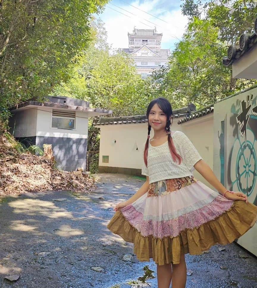 ビーム先生のインスタグラム：「ปราสาทที่วิวกลางคืนสวยที่สุดติดอันดับ 1 ใน 3 ของประเทศญี่ปุ่น ! 😍 ขึ้นไปสร้างกันยังไงบนยอดเขา สุดยอดเลย คนปัจจุบันยังต้องนั่งโรปเวย์กันขึ้นไปชมกัน 555  岐阜城、金華山の夜景は日本のTop3らしいです！めっちゃめちゃきれいー  ที่ญี่ปุ่นแต่ละจังหวัดเขาจะมีปราสาทของตัวเอง มาจากสมัยก่อนที่แบ่งเป็นแคว้น ๆ บางจังหวัดก็เลยอาจจะมีหลายปราสาท แต่ปราสาท Gifu ก็คือหนึ่งในปราสาทที่สำคัญที่สุดของจังหวัด อยู่บนภูเขากิงกะ  วิวกลางคืนสวยมากแบบระยิบระยับตาเหมือนดาวเลย เดินทางง่าย ธรรมชาติสวย มีอะไรให้ดูเยอะ ใกล้ ๆ ปราสาทมีหมู่บ้านกระรอกด้วย  ในปราสาทเข้าไปดูได้ ขึ้นไปถึงบนยอดได้เลย วิวกลางวันก็สวยมากเช่นกัน  วันไหนที่ฟ้าใสคือแบบ กรี๊ดดดดดดดดดดดดดดด  ปล.มีไอติมลายตราประจำจังตระกูลขุนนางด้วยนะ มุงมิ้งมากเวอร์  📍วิธีเดินทาง นั่งรถไฟ Meitetsu จาก สถานี Meitetsu Nagoya มาลงที่ สถานี Meitetsu Gifu  ข้ามถนนแล้วขึ้นรถเมล์ gifu bus ป้ายเบอร์ 4 ลงที่ Gifu Koen Rekishi Hakubutsukan-mae (ประมาณ15นาที)  #ญี่ปุ่นกับบีม #gifu #กิฟุ #meitetsu」