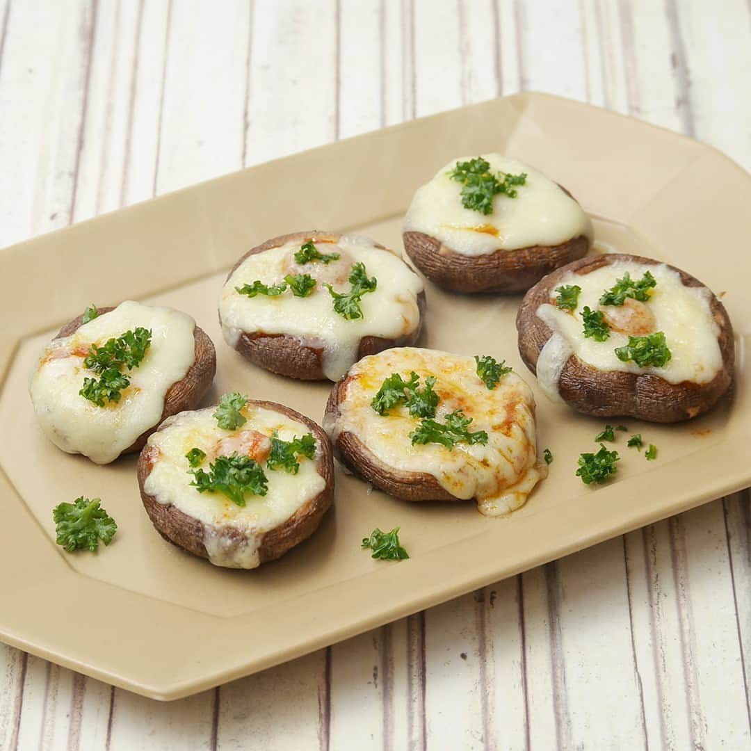 エバラ食品さんのインスタグラム写真 - (エバラ食品Instagram)「食べたいと思った人は🥚（たまご）で教えてください！ . ＼明太子好きのみなさま／ 「 #プチッとうどん 明太子うどん」を使ったレシピをご紹介します♪ . どれも手軽に作れるので、平日のあと1品にもおすすめです！ お気軽にチャレンジしてみてください😋 . ◎明太ケランチム ＜材料2人分＞ 卵　3個 エバラプチッとうどん 明太子うどん　2個 水　100ml ごま油　適量 小ねぎ(小口切り)　適宜 ＜作り方＞ 【1】ボウルに卵を割りほぐし、「プチッとうどん」と水を加えてよく混ぜ合わせます。 【2】小鍋の内側にごま油を薄く塗って中火にかけ、【1】を流し入れます。 【3】底の卵が固まってきたら、スプーンでゆっくりとかき混ぜながら加熱します。 【4】卵が7割くらい固まったら、蓋をして弱火で約2分蒸らして、できあがりです。 ※お好みで小ねぎを散らしてお召しあがりください。 . ◎しいたけの明太チーズ焼き ＜材料2人分＞ 生しいたけ　6個 エバラプチッとうどん 明太子うどん　1個 ピザ用チーズ　30g パセリ(みじん切り)　適宜 ＜作り方＞ 【1】しいたけは軸を切り落とします。 【2】アルミホイルを敷いた天板に【1】をかさを下にして並べ、「プチッとうどん」をかけて、チーズをのせます。 【3】トースターで6～7分焼いて、できあがりです。 ※お好みでパセリを散らしてお召しあがりください。 . ◎タラモサラダ ＜材料2～3人分＞ じゃがいも　2個 エバラプチッとうどん 明太子うどん　1個 マヨネーズ　大さじ1 レタス　適宜 ＜作り方＞ 【1】じゃがいもはよく洗ってラップで包み、竹串で数ヶ所穴をあけ、電子レンジ(600W)で約3分加熱し、上下を返してさらに約3分加熱し、熱いうちに皮をむき、食べやすい大きさにつぶします。 【2】ボウルに【1】を入れ、「プチッとうどん」とマヨネーズを加え、ざっくりと混ぜ合わせて、できあがりです。 ※お好みでレタスを添えてお召しあがりください。」11月6日 16時30分 - ebarafoods