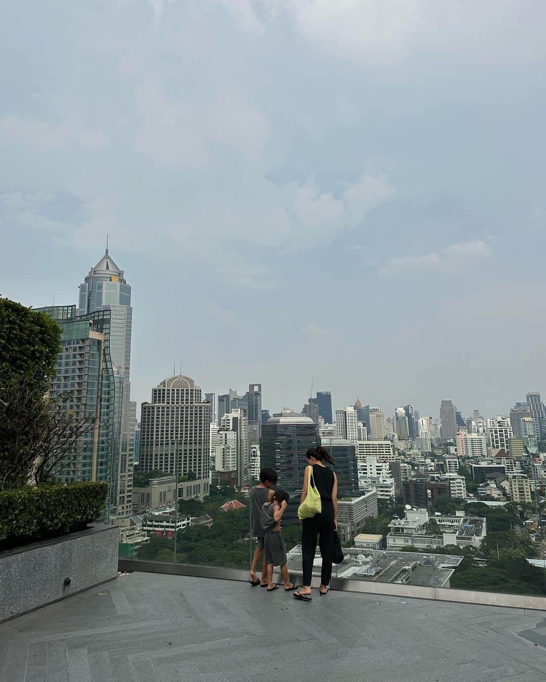 のインスタグラム：「バンコク旅　完。  今回は実際にバンコク在住の @naho.thailand さんに色々とお話を聞かせて頂いたり、厚かましくもお家までお邪魔させていただいたりして、バンコクがとても身近に感じました😊 日本食も多くて、子供にもみんな優しくて、住みやすそうな街だったな☺️  帰国した日は、荷物片付けて、洗濯機回して、お風呂入ったら、もう夕方まで立ち上がれなかった🫠  さて、今日からまた通常運転☀️  冬服着れると思っていたら、バンコクと変わらない服装でも良さそうな気温😇   #ll_旅記録 #タイ旅行 #バンコク #バンコク旅行 #子連れ旅行 #子連れバンコク」