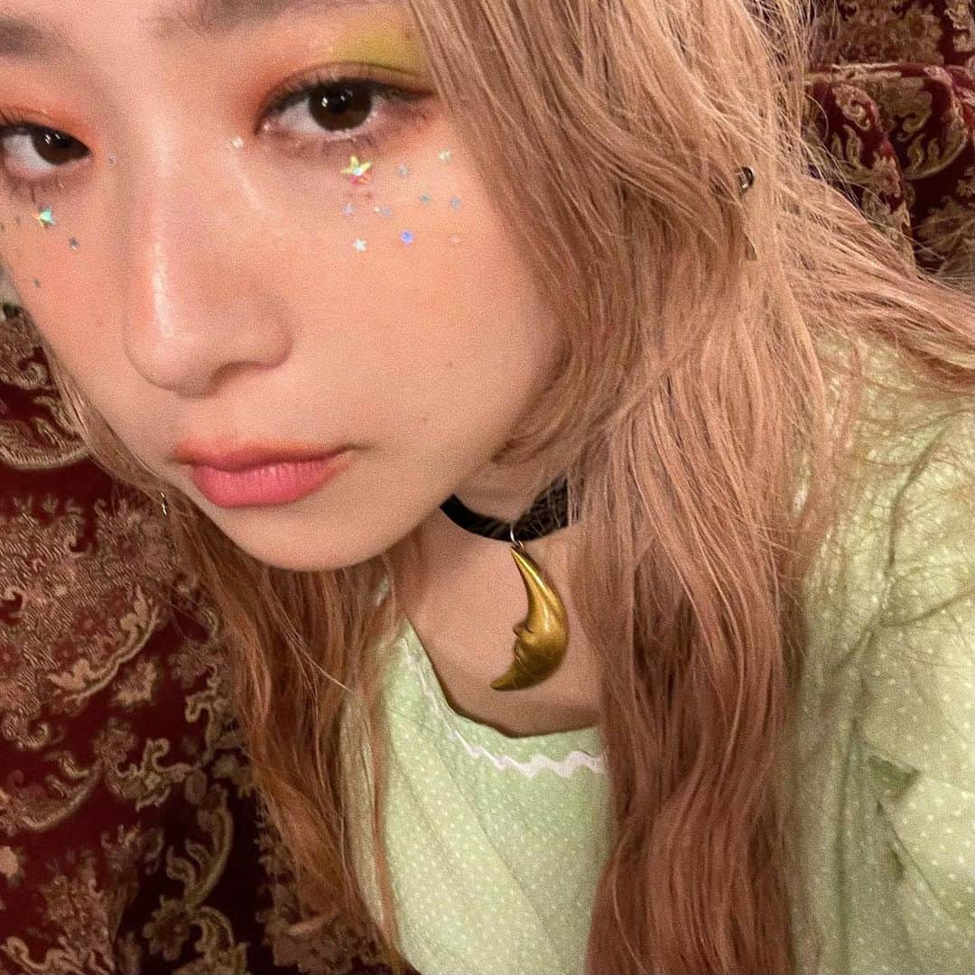 松尾レミのインスタグラム：「昨日はVelvetTheater味園ユニバース🌙 本当にありがとうございました！ 大阪熱くて最高だった。 そして今回、なんとGLIM結成史上初 ライブにヘアメイクさんをお願いしました！ こういうイベントなので、いつもとは違う エッセンスが入ると良いなぁと思って @yukihoino さん＆ @kon__kiyo  さんに お願いしました🌝最高！  瞼は赤と緑、目元にはたくさん 星を散りばめてもらって、 ウェーブヘアに細い三つ編みMIX🫶 (ライブ後の写真なのでリップ取れてるけど)  お月様キーホルダーは、ベロアのリボンに通して チョーカーにしたよ。 昨日もおしゃれな子たちがたくさんいたわー！ みんな来てくれてありがとう。 素敵な夜でした✴︎  次はファイナル、名古屋です💎」
