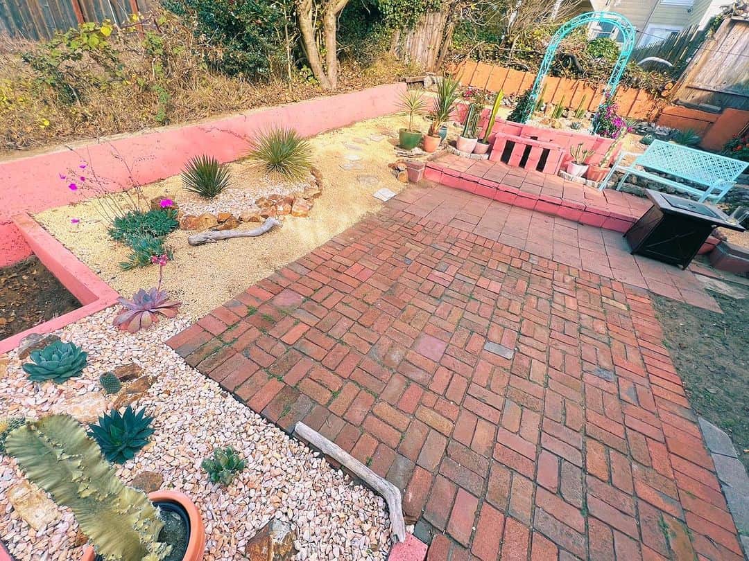 野沢直子さんのインスタグラム写真 - (野沢直子Instagram)「我が家の庭、ドライガーデン化計画❤️❤️ 写真1、2みたいなセクション増やして、今、3、4な感じでほぼ完成形？？❤️❤️ 数年後が楽しみ〜❤️❤️❤️ 自分で言う、うちの庭が世界で一番かわいい❤️🤣 #california  #californiagarden  #drygarden」11月6日 13時23分 - naoko.nozawa