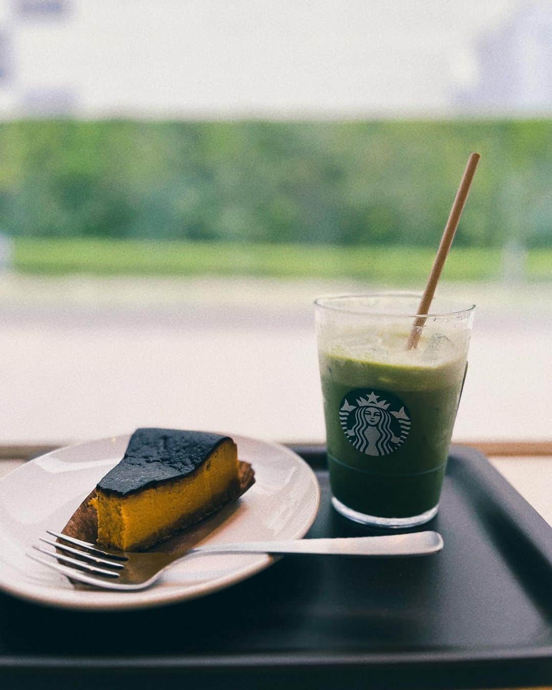 白井璃緒のインスタグラム：「一口食べちゃった🎃」