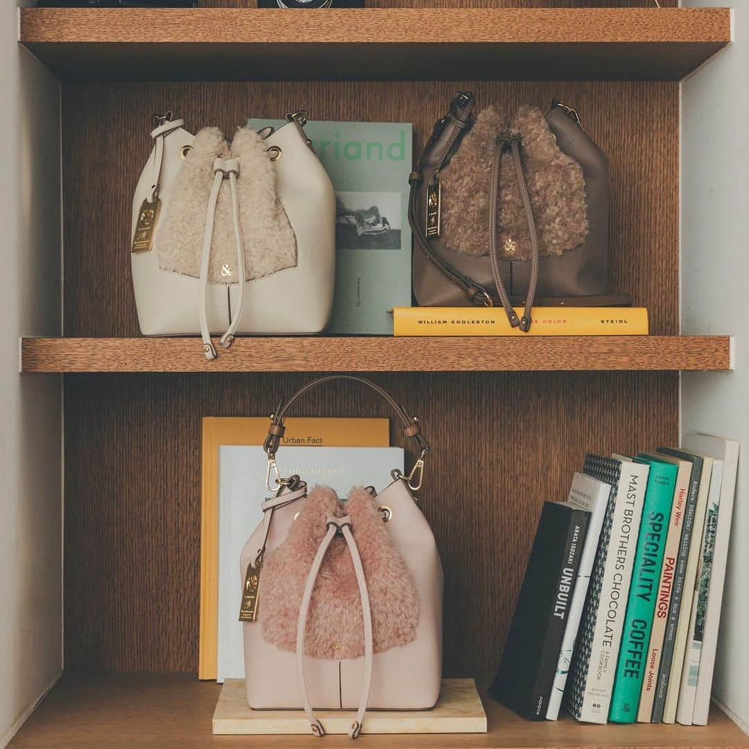 & chouetteのインスタグラム：「...  秋冬素材バッグをおしゃれの主役に。 BOA FUR BAG🧶  ... 寒さが本格的になってくる季節におしゃれを叶えてくれる 秋冬素材アイテムをご紹介。  くるくるふわふわなボア素材がかわいい ハンドバッグ＆バケツ型バッグ。  モコモコで季節感のあるバッグは コーディネートに取り入れるだけで アップデートすることができます。  ☑フロントボア バケツバッグ ￥13,200  ☑ボア トートバッグ ￥12,100  #andchouette #アンドシュエット  #ボアバッグ #ファーバッグ  #ボア」