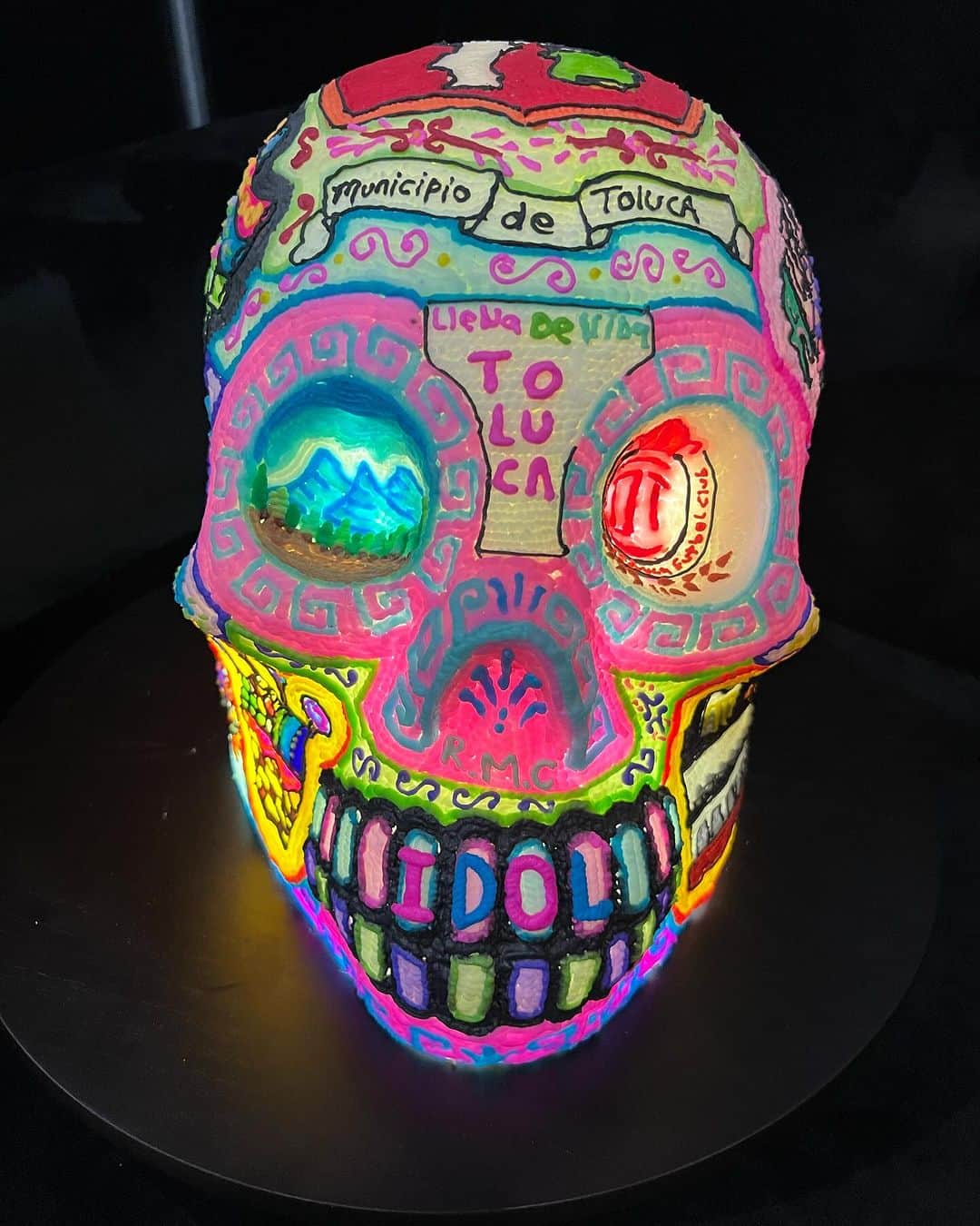 ビリー・アイドルさんのインスタグラム写真 - (ビリー・アイドルInstagram)「Nice meeting the mayor of Toluca that hosted the Hell & Heaven festival… The skull is made out of sugar! It’s a day of the dead skull has Idol written on the teeth!-BFI」11月6日 13時27分 - billyidol