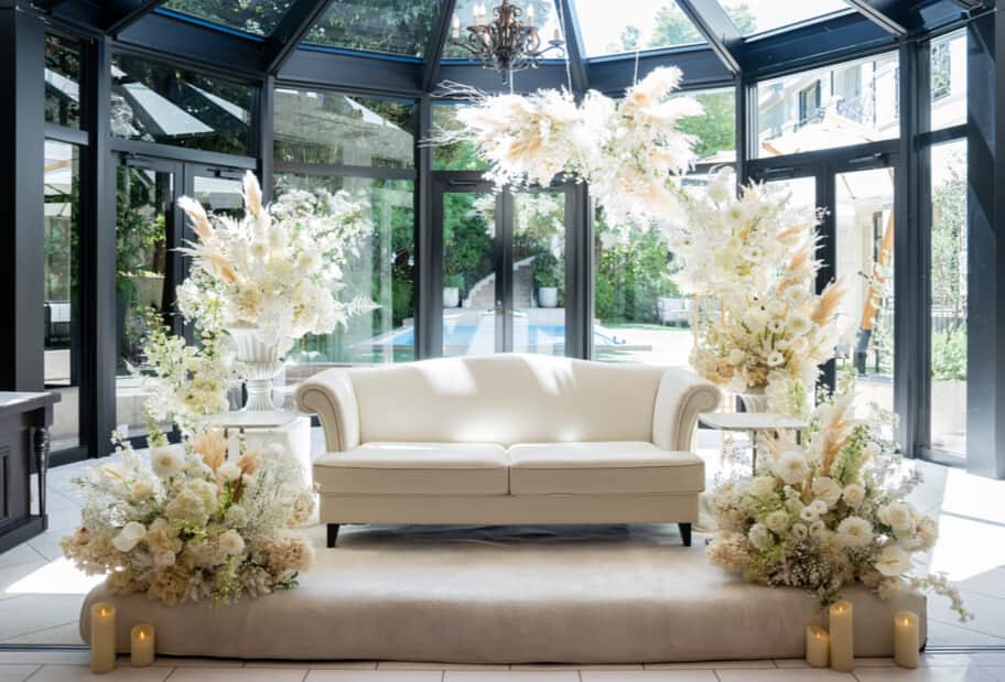 TAKE and GIVE NEEDS(T&G公式) のインスタグラム：「オールホワイトのソファ装飾。ホワイト系の様々なお花とドライフラワーやウッドにグリーンとキャンドルを添えた、上品で華やかなコーディネートです。  #tg花嫁 #青山迎賓館  #wedding #ウェディング #結婚式 #結婚式場 #ウェディングフォト #housewedding #ハウスウェディング #weddingdress #ウェディングドレス #プレ花嫁 #卒花」