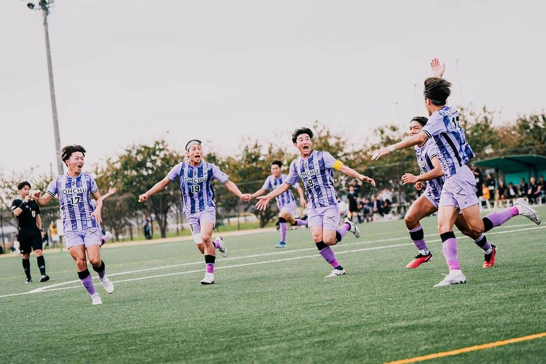 田中裕介さんのインスタグラム写真 - (田中裕介Instagram)「【関東社会人サッカー大会1・2回戦】  11/4日,5日に関東社会人サッカー大会がありました。 トーナメント形式の1発勝負で、関東圏の各都県リーグを勝ち抜いてきた代表チームが16チーム集い覇権を争います。 そして決勝まで上がった 2チームが2024年度の関東リーグへの『昇格』を手にします。 東京王者として我々SHIBUYA CITY FCは昨年 果たせなかった昇格を目指しています。  2日間で2試合。 中0日の試合は過酷な戦いでした。 このトーナメントを勝ち抜く上でこの2日連続の試合は 通らないといけない高い壁でした。 昨年は2回戦で力尽きました。  今年の最初にチームを作る際に、「競争力」をテーマに この2試合を超えるために 戦えるチームを作ろうと 考えてきました。  2日間。 増嶋監督の元で育ったチームは自分の目からは昨年より遥かに逞しく、力強いチームになったと実感しました。  リーグ戦18試合で （16勝2敗　失点10） そしてこの過酷な2試合も1-0,1-0。 2試合連続ロスタイムでの 得点で勝ち上がる事ができました。  今年公式戦を20試合して、引き分けは1度もありません。 圧倒して勝ってきた試合はないですが、確実に勝負強いチームになりました。  監督がこだわってきた『attitude』  日々の練習から11個しかない試合に出る椅子に 座ろうと努力してきた選手達の姿勢が2試合連続のロスタイム弾の少しの運を手繰り寄せたと思います。  次の試合は来週末。 クラブとしてまだ見た事の ない景色を見るための チャレンジです。  ここまでやってきた事を出し切って、SHIBUYA CITY FCに関わる皆で喜べる瞬間を 味わいたいと思います。  引き続き熱い応援を宜しくお願いします！  @shibuyacityfc  @newerajapan」11月6日 13時38分 - yusuketanaka_official