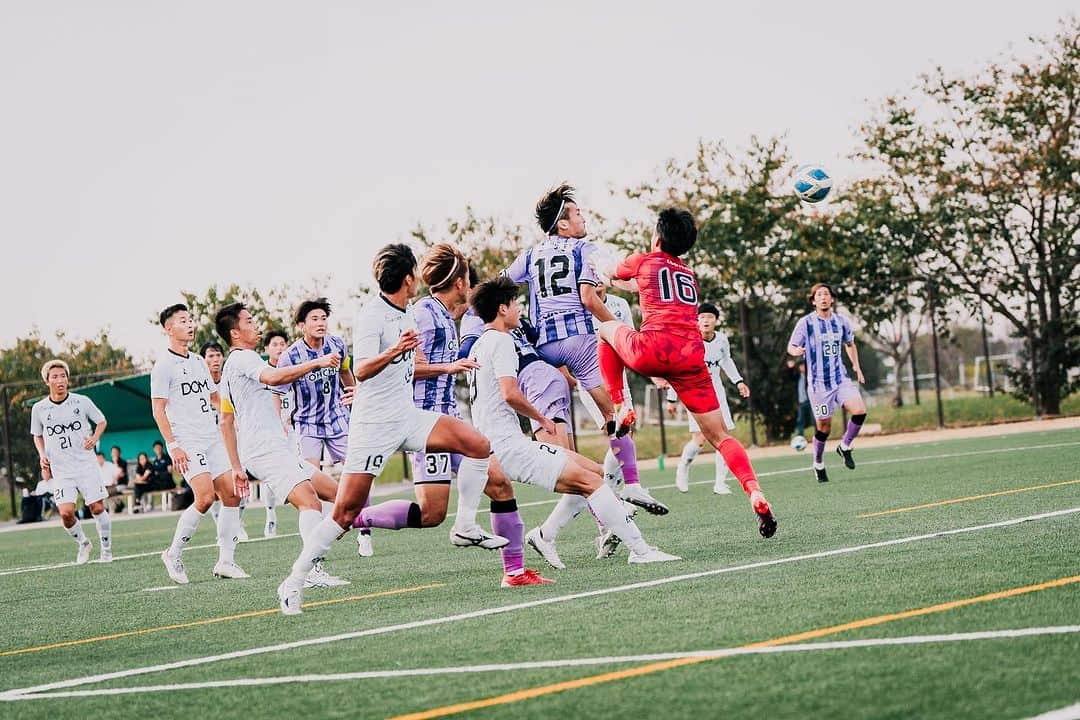 田中裕介さんのインスタグラム写真 - (田中裕介Instagram)「【関東社会人サッカー大会1・2回戦】  11/4日,5日に関東社会人サッカー大会がありました。 トーナメント形式の1発勝負で、関東圏の各都県リーグを勝ち抜いてきた代表チームが16チーム集い覇権を争います。 そして決勝まで上がった 2チームが2024年度の関東リーグへの『昇格』を手にします。 東京王者として我々SHIBUYA CITY FCは昨年 果たせなかった昇格を目指しています。  2日間で2試合。 中0日の試合は過酷な戦いでした。 このトーナメントを勝ち抜く上でこの2日連続の試合は 通らないといけない高い壁でした。 昨年は2回戦で力尽きました。  今年の最初にチームを作る際に、「競争力」をテーマに この2試合を超えるために 戦えるチームを作ろうと 考えてきました。  2日間。 増嶋監督の元で育ったチームは自分の目からは昨年より遥かに逞しく、力強いチームになったと実感しました。  リーグ戦18試合で （16勝2敗　失点10） そしてこの過酷な2試合も1-0,1-0。 2試合連続ロスタイムでの 得点で勝ち上がる事ができました。  今年公式戦を20試合して、引き分けは1度もありません。 圧倒して勝ってきた試合はないですが、確実に勝負強いチームになりました。  監督がこだわってきた『attitude』  日々の練習から11個しかない試合に出る椅子に 座ろうと努力してきた選手達の姿勢が2試合連続のロスタイム弾の少しの運を手繰り寄せたと思います。  次の試合は来週末。 クラブとしてまだ見た事の ない景色を見るための チャレンジです。  ここまでやってきた事を出し切って、SHIBUYA CITY FCに関わる皆で喜べる瞬間を 味わいたいと思います。  引き続き熱い応援を宜しくお願いします！  @shibuyacityfc  @newerajapan」11月6日 13時38分 - yusuketanaka_official