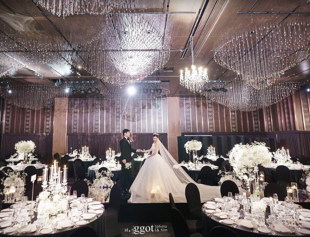 コ・ウンミさんのインスタグラム写真 - (コ・ウンミInstagram)「_  화려하게 수 놓아진 반얀트리 베뉴에서  너무 예쁜 나의 공주님 ❤️  1부,2부 느낌이 너무 달라서 하객분들도 좋아하셨을 거 같아요  세인트에서 보내주신 프리뷰컷 나오자마자 바로 올리고 싶었으나 조금 아꼈다 올리는 중 .. 🙆🏻‍♀️ . . . . . . . . #르웨딩플랜 #곰미플 #곰브라이드 #웨딩플래너고은미」11月6日 13時34分 - eunmi222