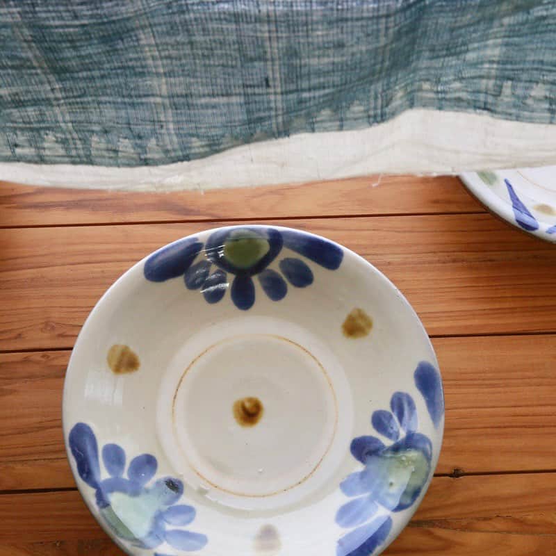 moyaisのインスタグラム：「藍と緑釉の花紋が明るい雰囲気の8寸皿です。飴釉で打たれた点が器全体を引き締めている、全体のバランスがとてもよい器です。少し深めの形状で色々なお料理にお使いいただけます。  #yaora #美しい暮らしの良品  #沖縄 #やちむん  #陶器 #うつわ #lifestyle」