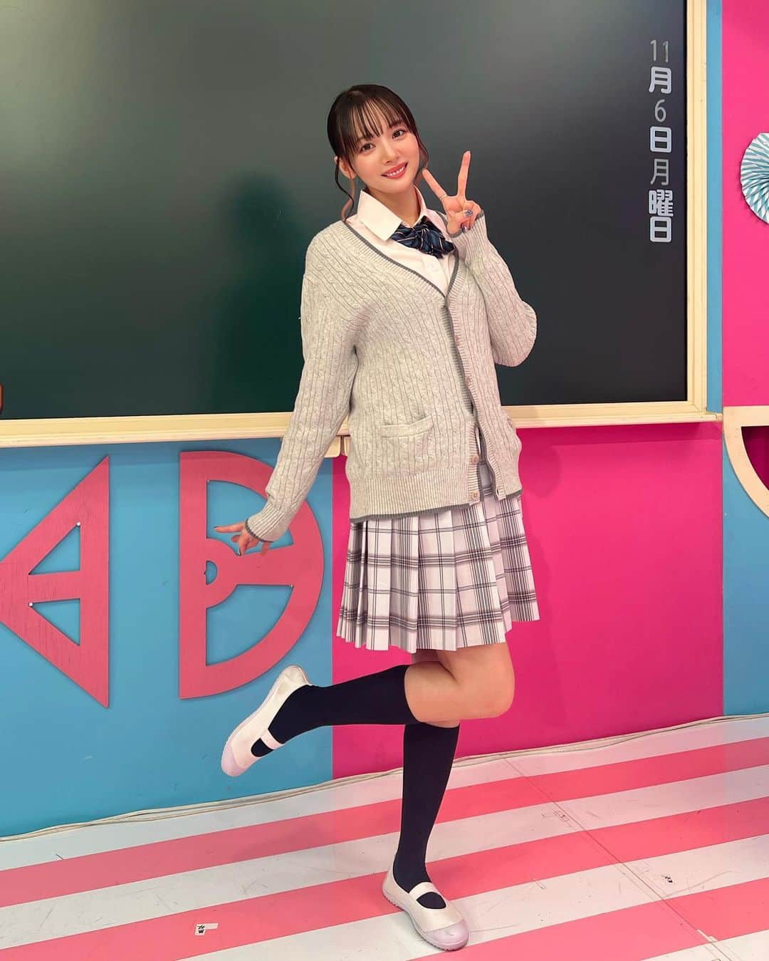 岡田紗佳のインスタグラム：「本日11/6(月)夜8時〜 フジテレビ　#呼び出し先生タナカ に出演します！私は後ろでイケメンスペシャルを見届けています🥳🥳🥳 麻雀分からない方のスポンサーもいます👓」