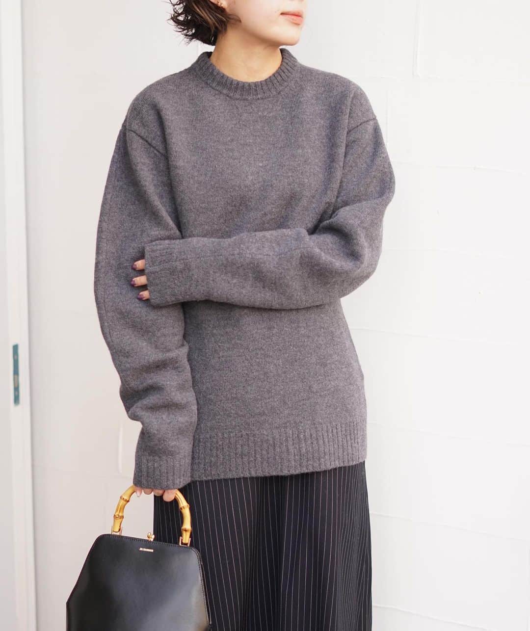 【ANN DE ARKのインスタグラム：「【JIL SANDER】  LS CROP VNECK ￥162,800（税込）  洗練されたデザインのクルーネックニット。 シンプルなデザインでありながら洗練された一枚で長くお使いいただけるアイテムです！  壺のフォルムのようにウエストがシェイプされているので、スタイルアップ効果抜群です👆🏻  ⁡ ⁡ ⁡ 詳しくはオフィシャルサイト【ARKnets】にて。 ■商品や通信販売に関しまして ご不明な点がございましたらお気軽にお問い合わせください。 ———————————— オフィシャルサイトの在庫と店頭在庫は共有しております。 商品に関しましては、お気軽にコメントや店舗までお問い合わせください。 ⬇︎⬇︎⬇︎ @ann_de_ark  @arknets_official ⁡ #fashion #栃木 #宇都宮 #ショップ #セレクトショップ　#arknets #anndeark #jilsander  -———————————」