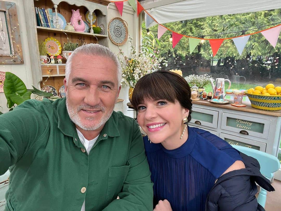 ケイシー・ウィルソンさんのインスタグラム写真 - (ケイシー・ウィルソンInstagram)「Here’s ole blue eyes and I filming the Great American Baking Show Celebrity Holiday Special! Airs Nov 10 on @therokuchannel   All the stars were out! ➡️ DeAndre Jordan @joelmchale @dopequeenpheebs @heatherkmcmahan @eggyboom and @arturocastrop   They were all so shy. @zachcherryofficial and I just hope and pray one day they’ll be comfortable in front of cameras;) 🎄」11月6日 13時47分 - caseyrosewilson