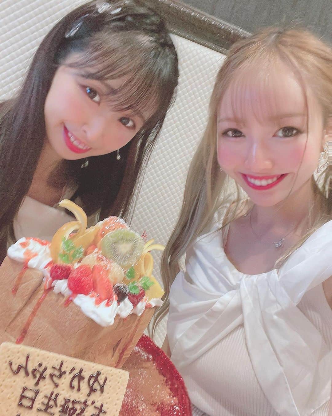 のインスタグラム：「ゆうゆちゃんのお誕生日前祝いしてきました ꒰ঌ(⌯'ᵕ'⌯)໒꒱🤍✨  🎊🎉ᎻᎯᎵᎵᎩ ᏴᎥᏒᎢᎻᎠᎪᎩ🎉🎊  ハニトー可愛かった🩷✨  #誕生日 #birthday #女子会  #birthdaygirl  #birthdaycake」