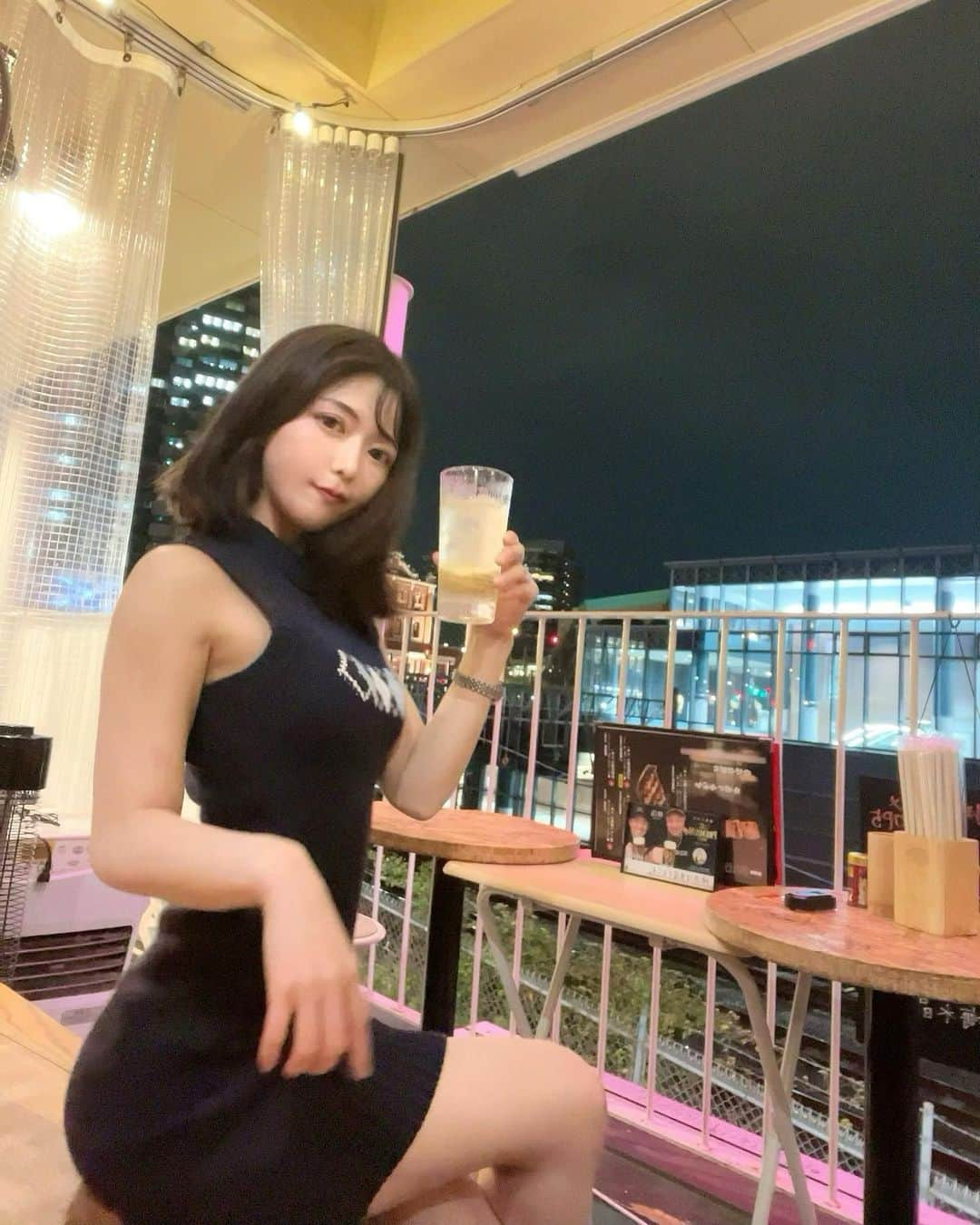 AYUNAのインスタグラム：「恵比寿のセンロギワにある眺めの良い居酒屋さん🍻🌃  いただいたのは  センロギワ.満喫プラン ①サワー、カクテル、チューハイ、ハイボール(ジムビーム、角)、ソフトドリンク飲み放題 ②自家製ポテトサラダ ③シン・パリピ ④牛すじ肉豆腐 ⑤赤ウィンナーとピーマン炒め ⑥おまかせ串5本盛り ⑦海老の〆カレー  とっても良い感じにくつろげるお店でした😊🎶  PR @ebisu_senrogiwa #恵比寿居酒屋 #恵比寿飲み #恵比寿飲み放題 #恵比寿女子会 #恵比寿ディナー #センロギワ #中目黒グルメ #中目黒居酒屋」