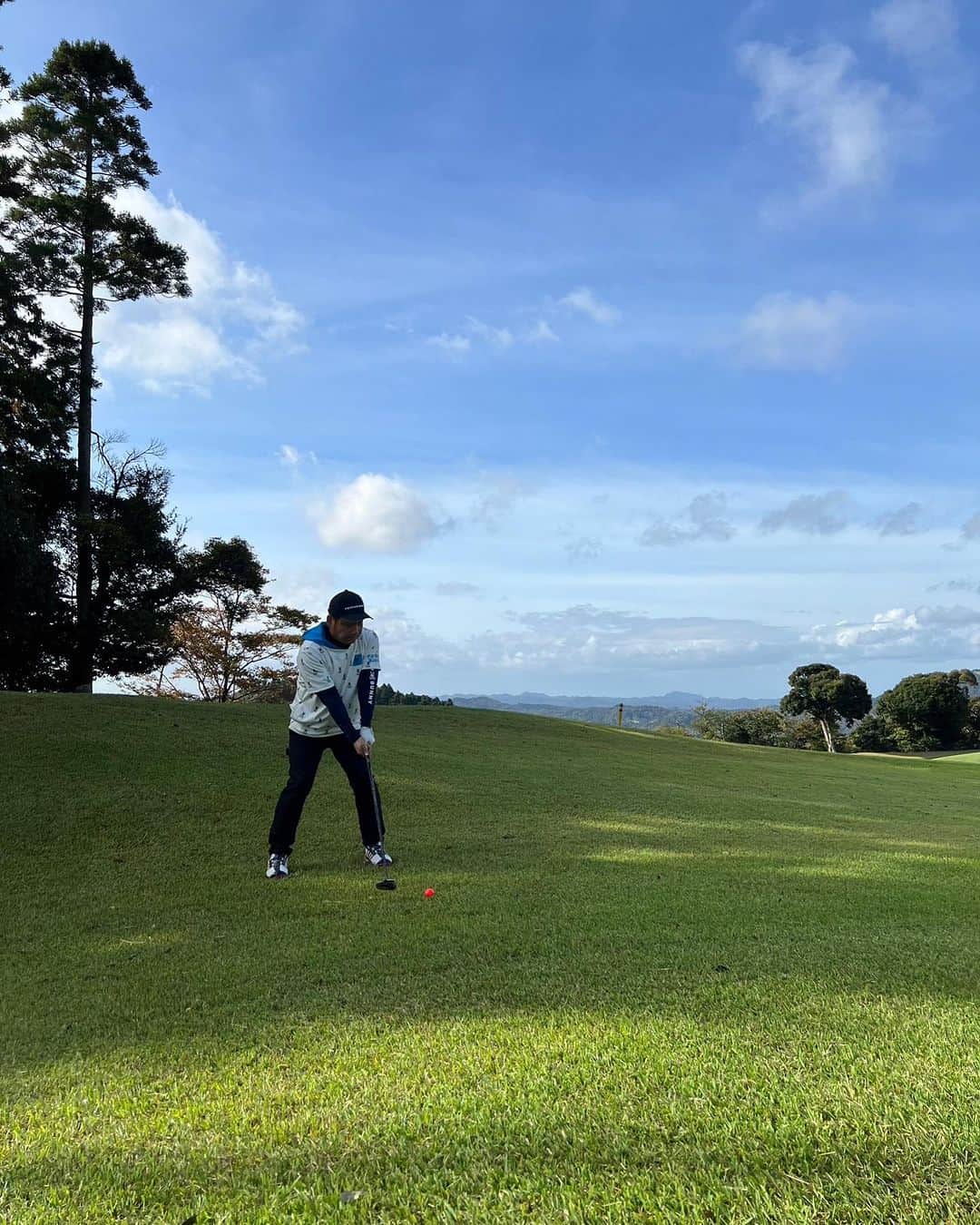 山本栄治のインスタグラム：「めちゃくちゃ下手やけど  楽しい😬  一つPAR出した‼️👍  ＩＮ　　６１💧  ＯＵＴ　６１💦  ベスト更新ならず😰（１２０）  けど  楽しい👍」