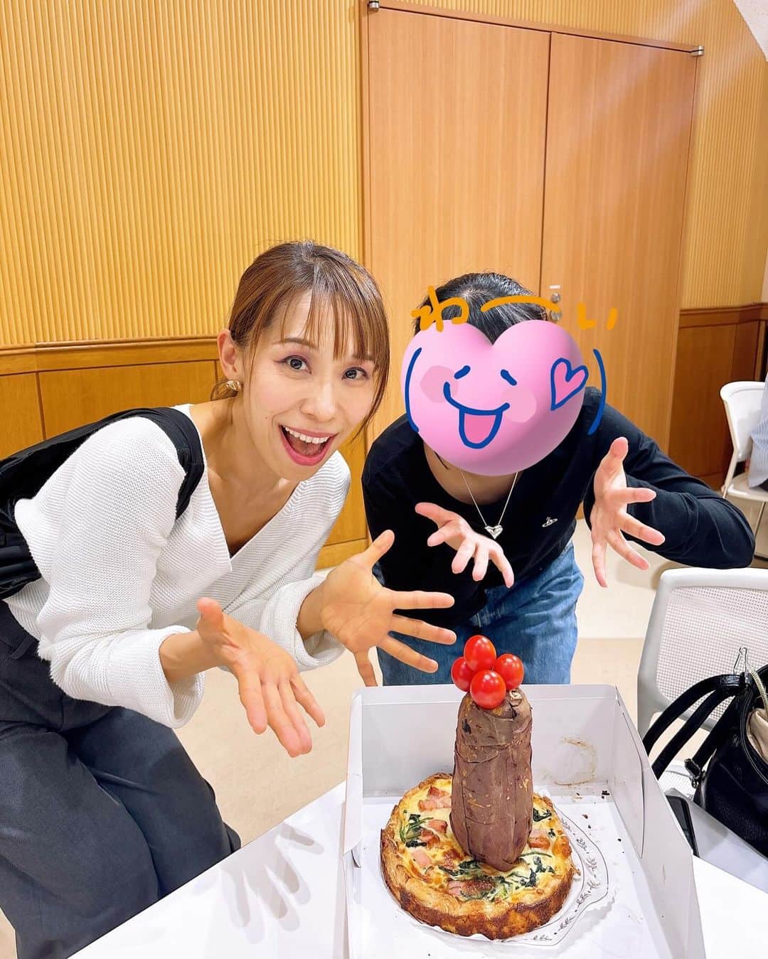 みきママのインスタグラム：「【キッシュケーキです！！】  私の大学のお友達が20歳になったので、私「何食べたい？」って聞いたら、  お友達「キッシュが食べたいです！」ってさ。スタバの味で美味しいよ〜😆😆😆  そしたら、れんくん「7時20分までに弁当作って。」って言ったのにさ、寝坊して私より後に登校です👹👹👹  お弁当はね、ハムエッグ＋昆布の佃煮＋米＝最高に美味しいおにぎりと、りんごヨーグルトにしました😇😇😇  そしたらね、お昼に、お友達「嬉しい！すごい美味しい！」ってさ。お友達とみんなで食べてくれました❗️  20歳と勉強、両方頑張ろ〜❤️❤️❤️  #みきママ　#時短　#誕生日 #キッシュ #おにぎり #ほうれん草  #料理 　#スタバ #スタバキッシュ　 #弁当　#焼き芋 #20歳 #高校生 #男子弁当　 #japanesefood #obento #onigiri #japan #birthday #happybirthday」