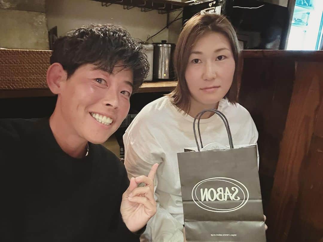 山根恵里奈のインスタグラム：「ある日、とある場所で、この人に再会。  わたしのサッカー人生史上 1番おもろいキャプテン&CB。  お互いの引退後初の再会。約3年ぶり。  会わない期間が長すぎると 誰にでも人見知りを発動してしまうので ものすごくよそよそしいわたし。  でもそんなのはお構いなしで ぐいぐいと人のテリトリーに食い込んでくる ハッピー人間。  人のカメラで写真撮りまくって すぐカメラロール占領する奴。 載せて欲しい写真をわざわざ自分で選んで お気に入り保存する奴。 しまいには「全部載っけてねー」とかいう奴。  さて。再び距離が詰まる日は やってくるのでしょうか…  全てはわたし次第のようですので先に謝ります。 ごめんなさい🫡  みなさん、この2人はとりあえず 相変わらずです🙇‍♀️  #jefladies」
