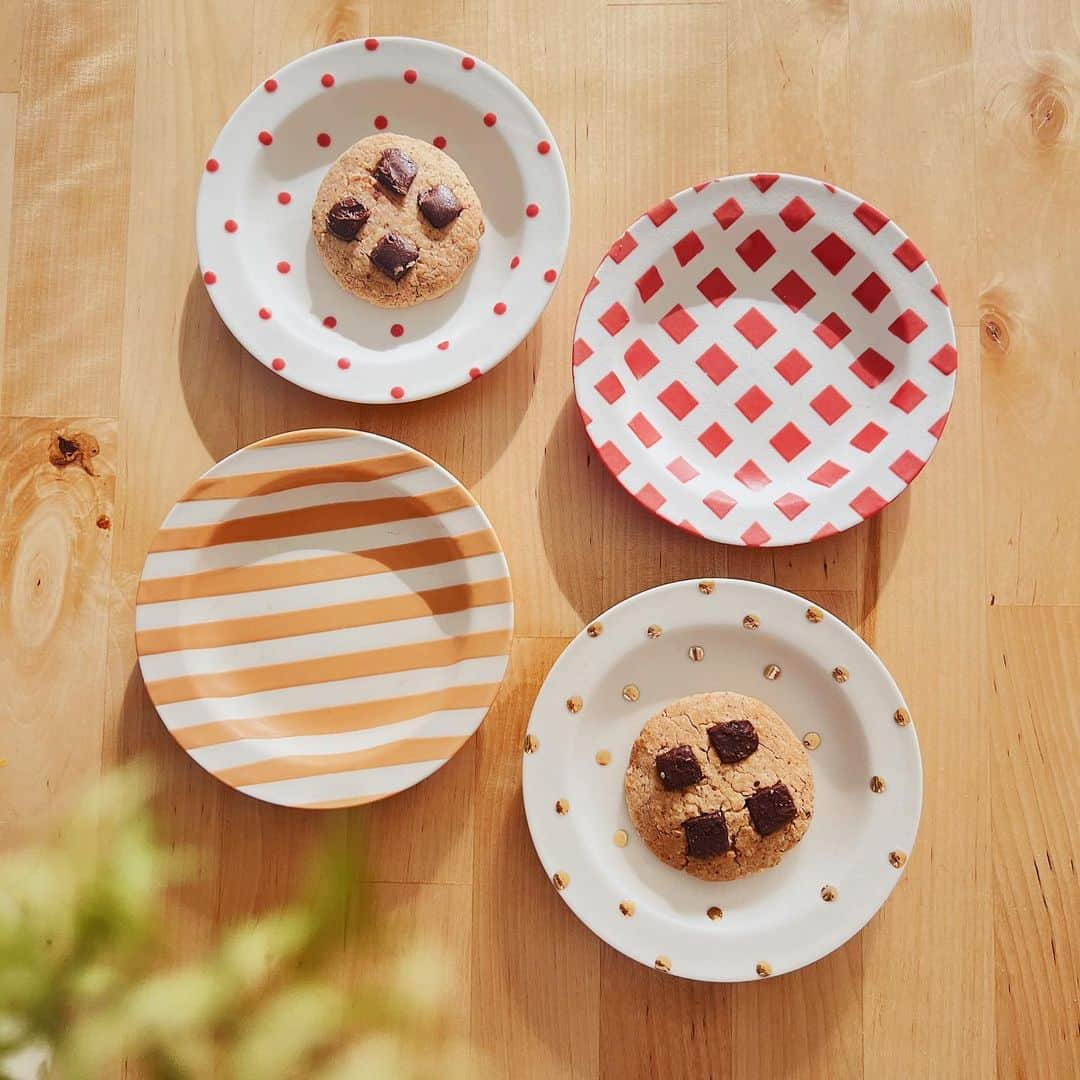 石野千尋さんのインスタグラム写真 - (石野千尋Instagram)「My recent favorite plates and cookies 🍪  From @usagifarm_ai @noconocoyuki ‘s exhibition.  代官山蔦屋で開催していたおゆき @noconocoyuki プロデュースの #こんにちはうさぎ農園です 展にて購入したお皿 @joiceonthetable  と @daybyday__2016 のチョコチップクッキー！ 最近のお気に入りたちを良い日が入る新居のリビングで📸  ホットケーキミックス・ドレッシングや食べる生姜、新米も買えたし、お皿にお箸も🥢 何度も代官山に通って、素敵なものをたくさんお迎えしました。心もおなかもほくほく🥰  #うさぎ農園 #代官山蔦屋 #展示 #cookies #sweets #🍪  #dishes #plates #kitchenware #recipes #cooking #お皿 #お皿集め #クッキー #おやつタイム #photographer #📸」11月6日 14時00分 - chihiroishino