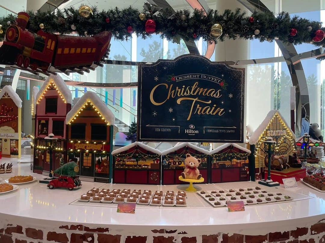 ヒルトン東京ベイ Hilton Tokyo Bayのインスタグラム：「＼クリスマスデザートビュッフェ開催中／   土日祝日限定で開催中のデザートビュッフェ「Christmas Train (クリスマストレイン)」ご予約受付中🫶 今回は電車に乗ってサンタを探しに行く旅がテーマ🚂ヨーロッパのクリスマスの雰囲気が感じられるようなキラキラとした装飾の中で約20種類のデザートと約15種類のセイボリー（軽食）をお好きなだけお楽しみいただけます🙌💓   クリスマストレインは、賑やかなクリスマスマーケット駅を出発し、道中の幻想的なオーロラが広がる雪景色を楽しみながら、目的地のサンタさんが住んでいるクリスマスタウン駅へと向かいます♪トレインとともにクリスマスのヨーロッパを旅する気分をお楽しみください❄️   デザートには、蒸気機関車🚂のブッシュドノエルや、雪景色の中に佇む氷の家をイメージした苺たっぷりのショートケーキ、ピスタチオとフレッシュラズベリーのクリスマスツリータルトなど、それぞれのエリアテーマに合わせたデザートなどが約20種類⛄️   セイボリーはクリスマスの雰囲気が味わえるジューシーなマーマレードチキンや、エビとブロッコリーのピザ、温かいマッシュルームのクリームスープなど約15種類ご用意します😌   また今回はビュッフェ台にある赤、白、緑、黄色、ピンクの5色のアイシングペンでオリジナルのジンジャーブレッドマンを描ける体験スペースもご用意しました！オリジナルのジンジャーブレッドマンづくりをお楽しみください♪   ご予約・詳細はプロフィールから公式ホームページへ🎄 プロフィール下の「食べ物を注文」のボタンからもご予約いただけます🚂 @hiltontokyobay   【Christmas Train(クリスマストレイン)詳細】 ⚫︎会場: 1階「ラウンジ・オー」 ⚫︎期間: 2023年11月3日(金・祝)〜12月24日(日)※土日祝日限定 ⚫︎時間: 12:00〜/12:30〜/14:30〜/15:00〜(4部制・2時間制) ⚫︎料金: 大人4,700円/4〜8歳1,800円/9〜12歳2,600円 ※約20種類のドリンクバー付 ※料金には税金・サービス料が含まれます   【入店時間指定15%OFFスペシャルオファー】 ⚫︎対象日: 2023年11月3日(金・祝)〜12月24日(日)※土日祝日限定 ⚫︎対象時間: 14:30〜/15:00〜(2時間制) ⚫︎対象人数: 1日50名様 ⚫︎対象者: オンライン予約限定 ⚫︎料金: 大人1名　4,700円→3,995円 ※料金には税金・サービス料が含まれます   #ヒルトン東京ベイ #ヒルトン #千葉 #舞浜 #デザートビュッフェ #デザート #ビュッフェ #スイーツ #セイボリー #クリスマス #トレイン #クリスマスマーケット #オーロラ #サンタ #ホリデー #ヨーロッパ #ブッシュドノエル #クリスマスチキン #ジンジャーブレッドマン #hiltontokyobay #hilton #Christmas #Christmastrain #Europe #christmasmarket #aurora #Train #holiday #gingerbreadman #sangria」